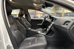 valkoinen Volvo V60 2018 kuva 14.