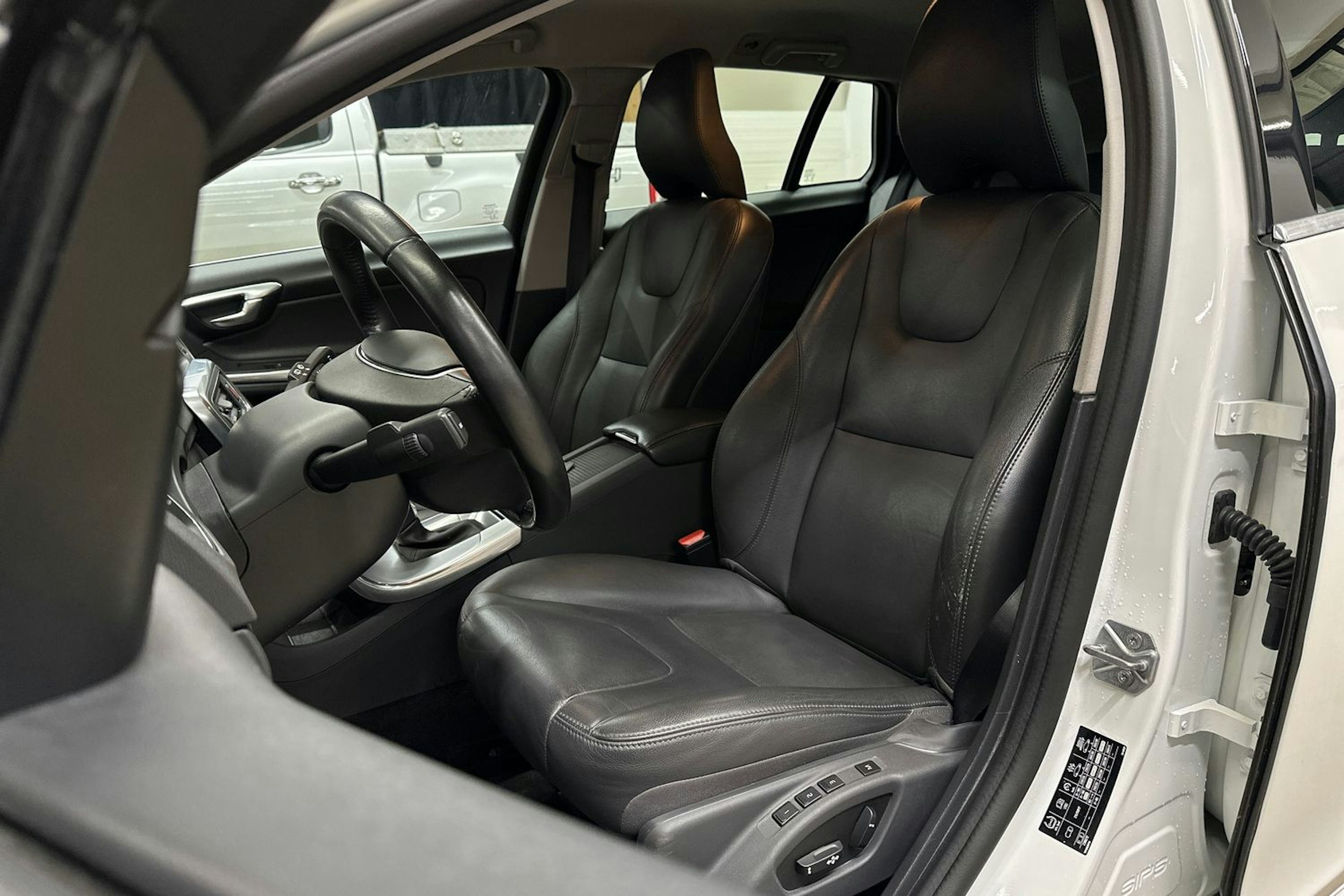 valkoinen Volvo V60 2018 kuva 15.