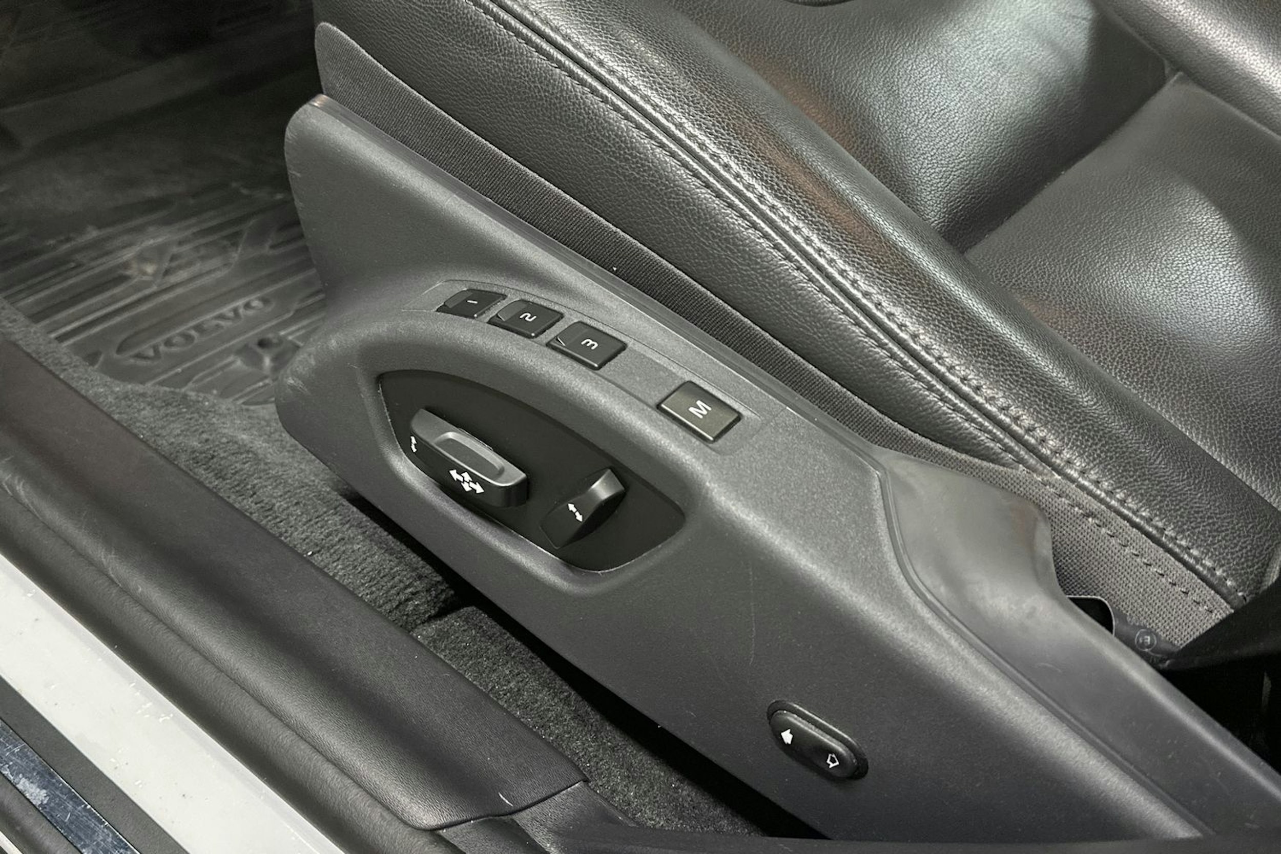 valkoinen Volvo V60 2018 kuva 16.