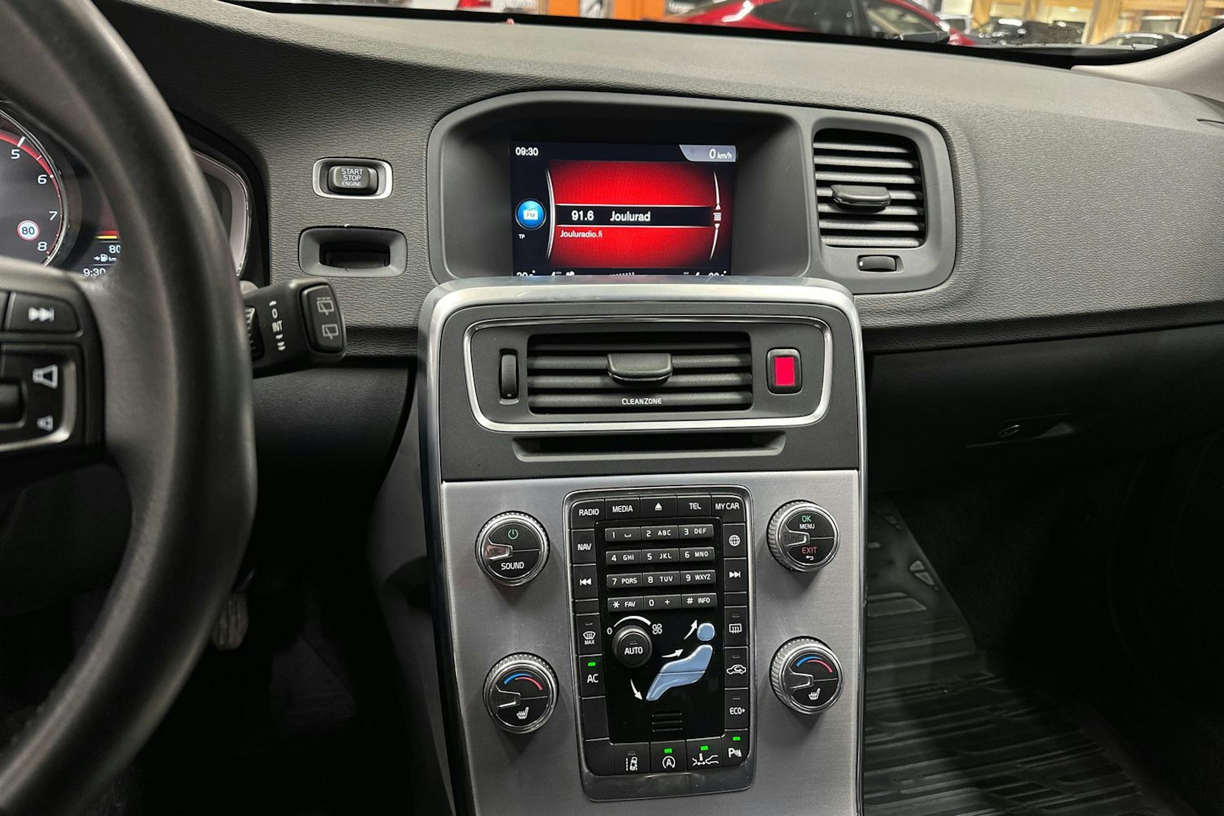 valkoinen Volvo V60 2018 kuva 22.