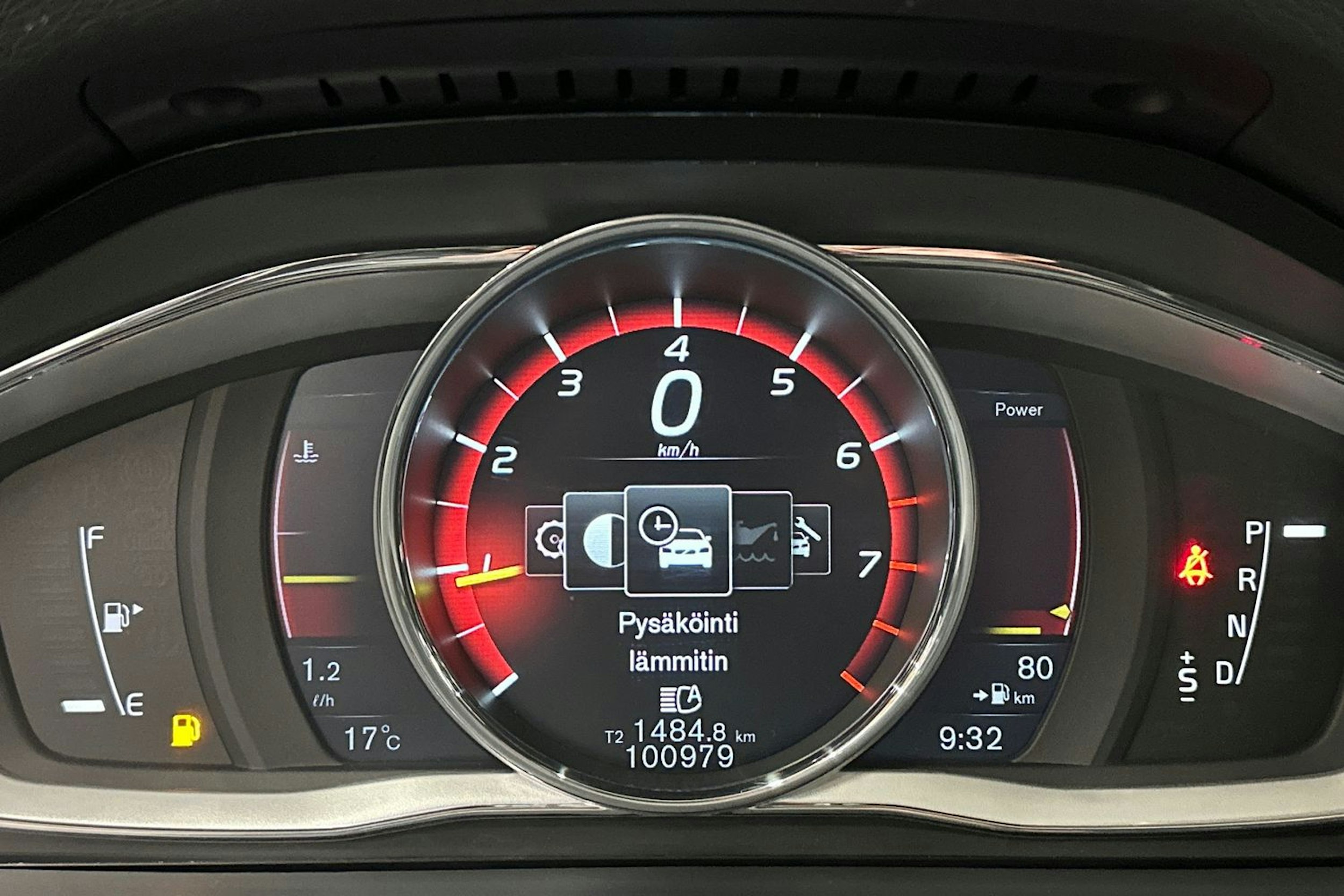 valkoinen Volvo V60 2018 kuva 26.