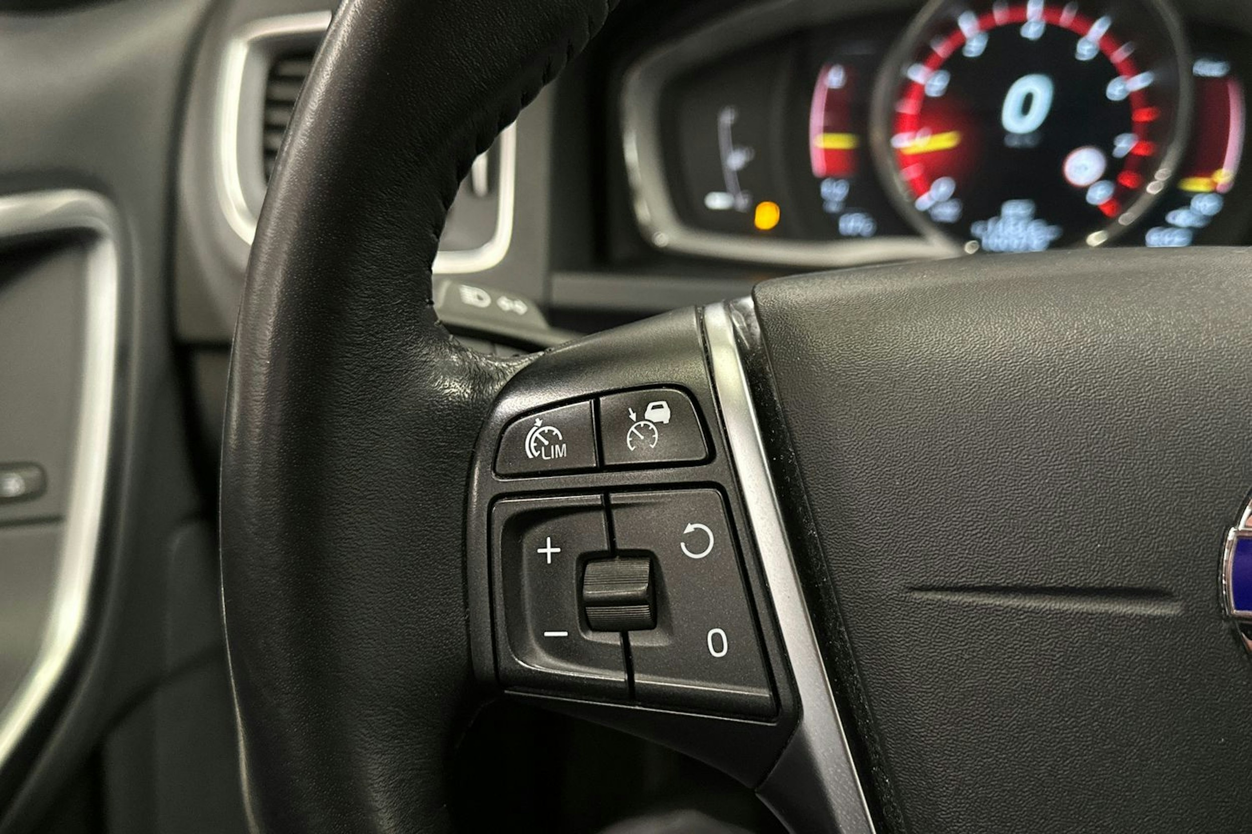 valkoinen Volvo V60 2018 kuva 27.