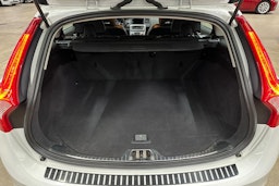 valkoinen Volvo V60 2018 kuva 31.