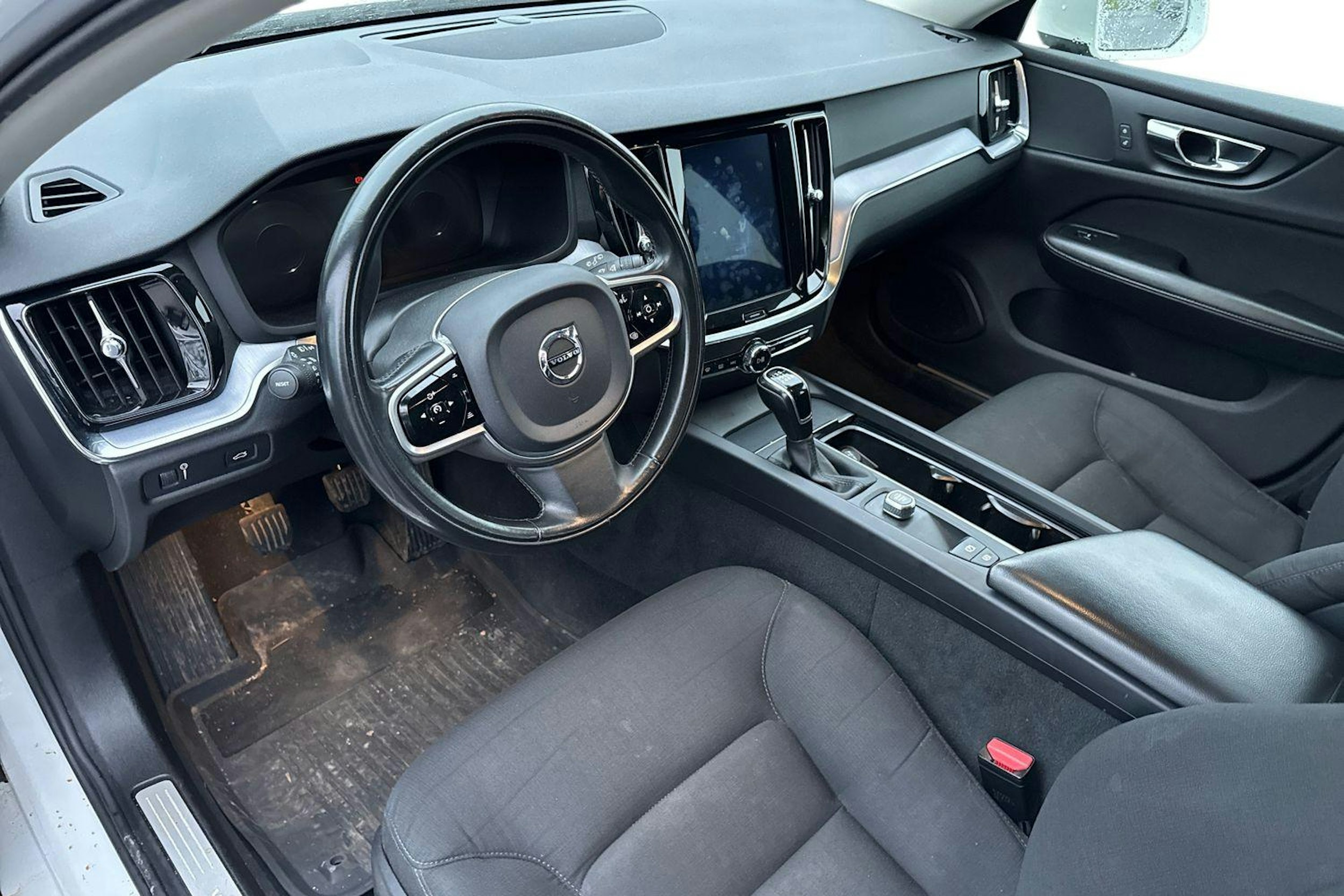 valkoinen Volvo V60 2018 kuva 3.