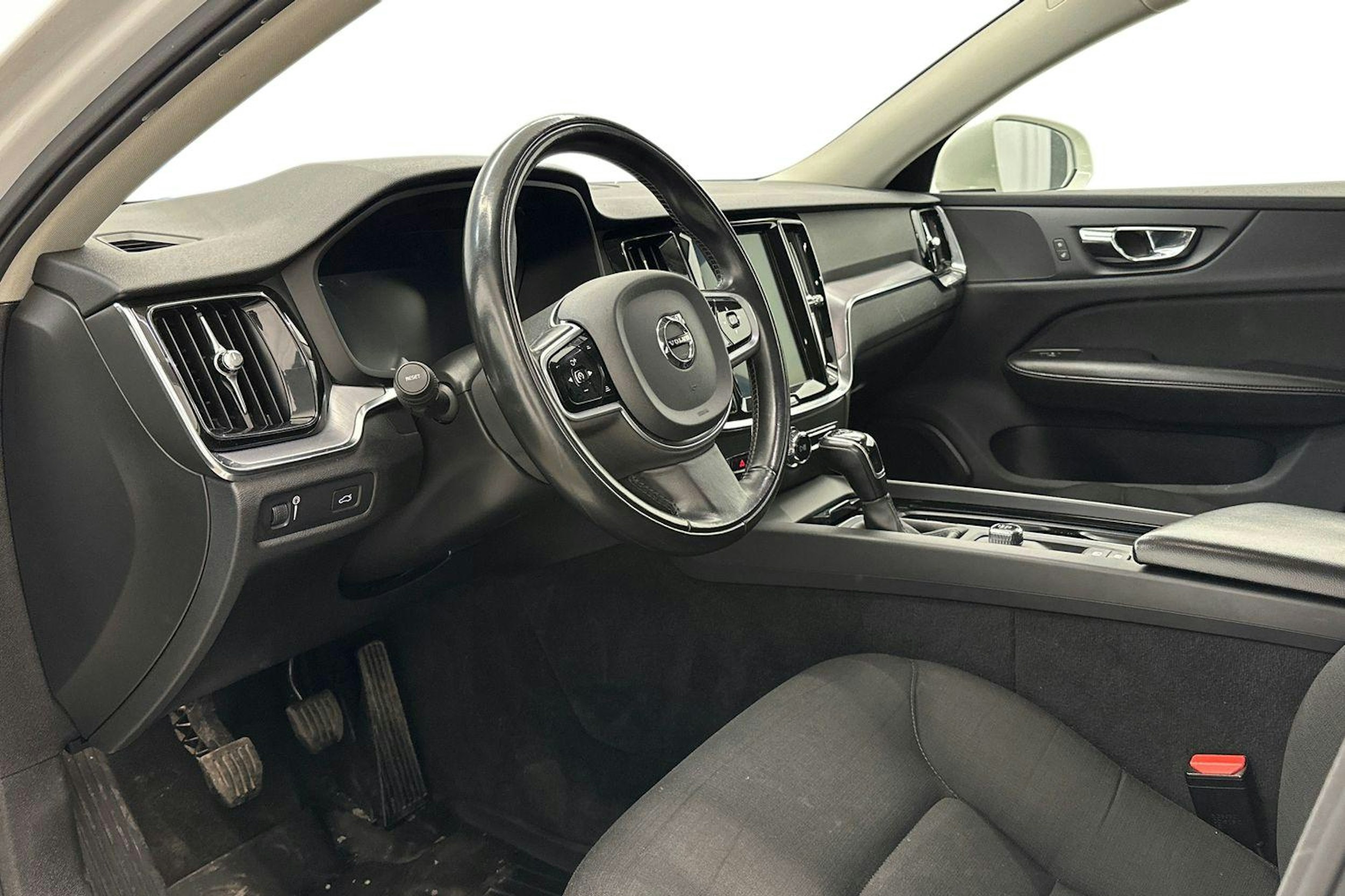 valkoinen Volvo V60 2018 kuva 7.