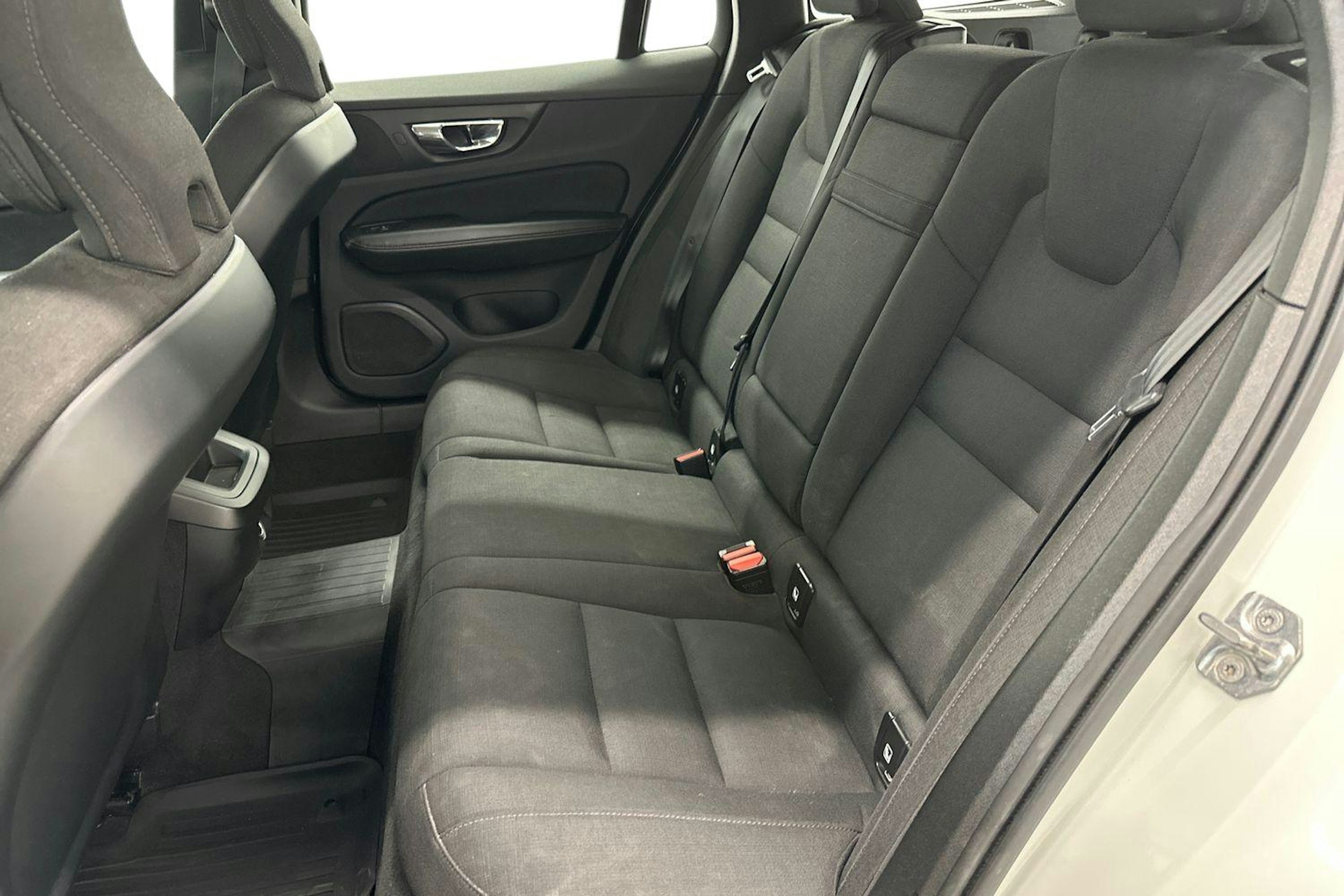 valkoinen Volvo V60 2018 kuva 10.