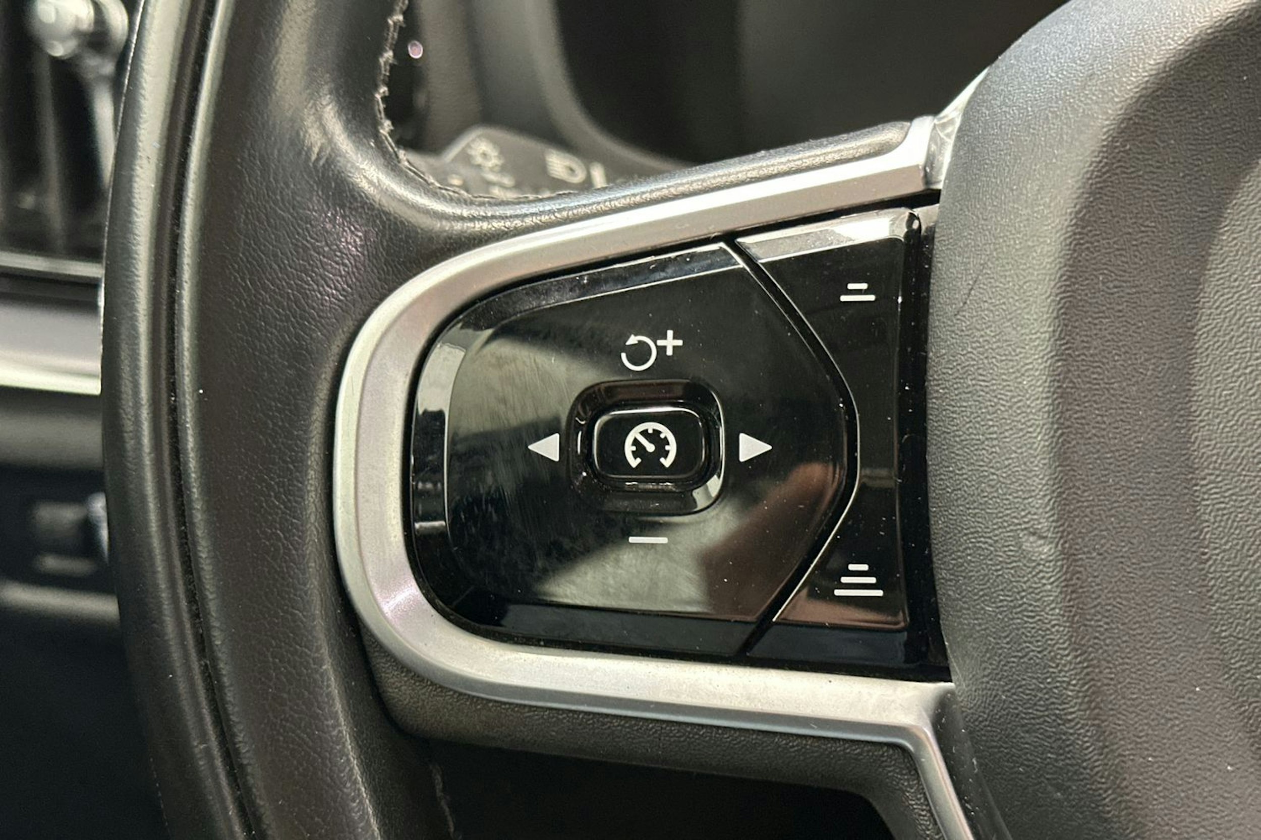 valkoinen Volvo V60 2018 kuva 15.