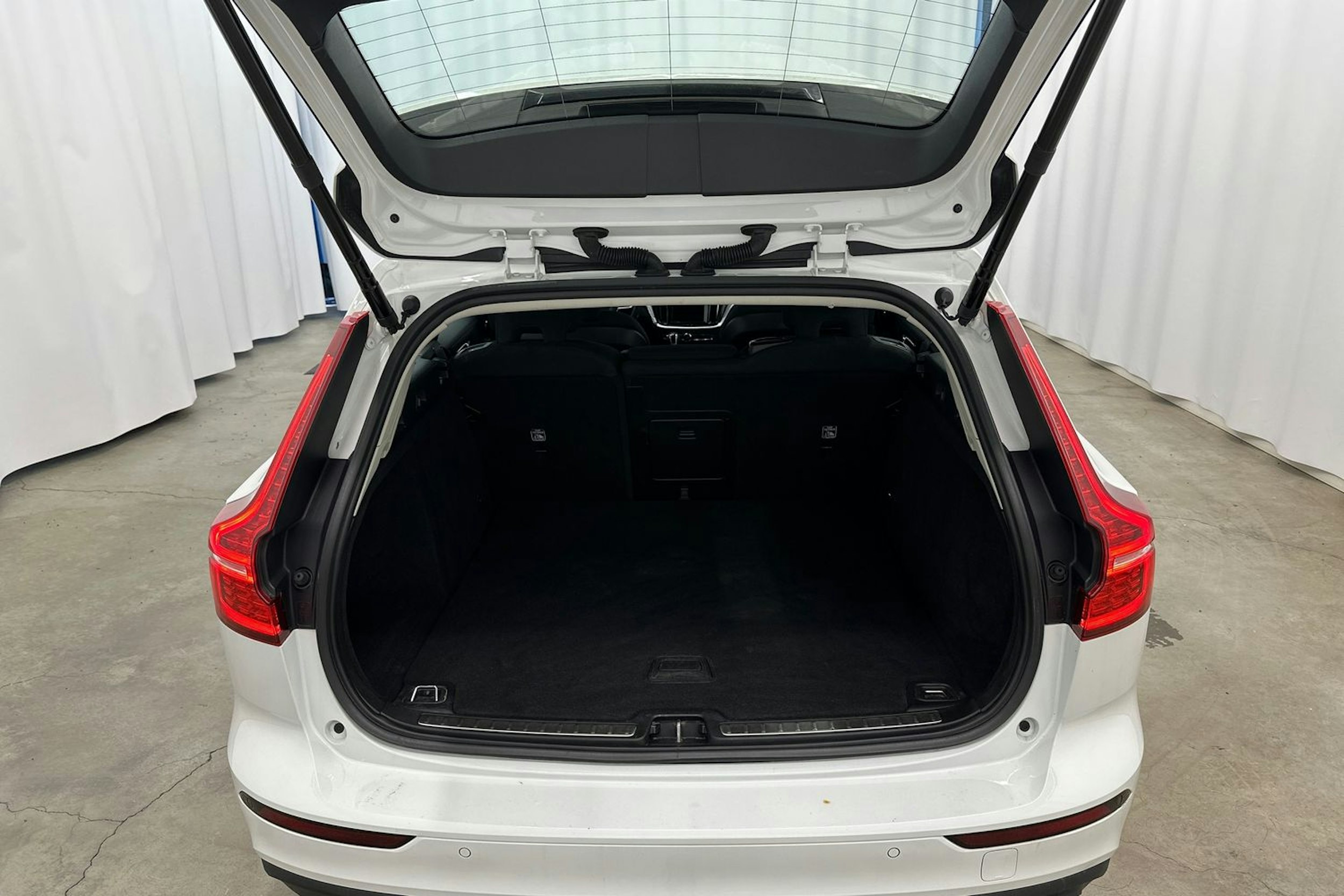 valkoinen Volvo V60 2018 kuva 21.