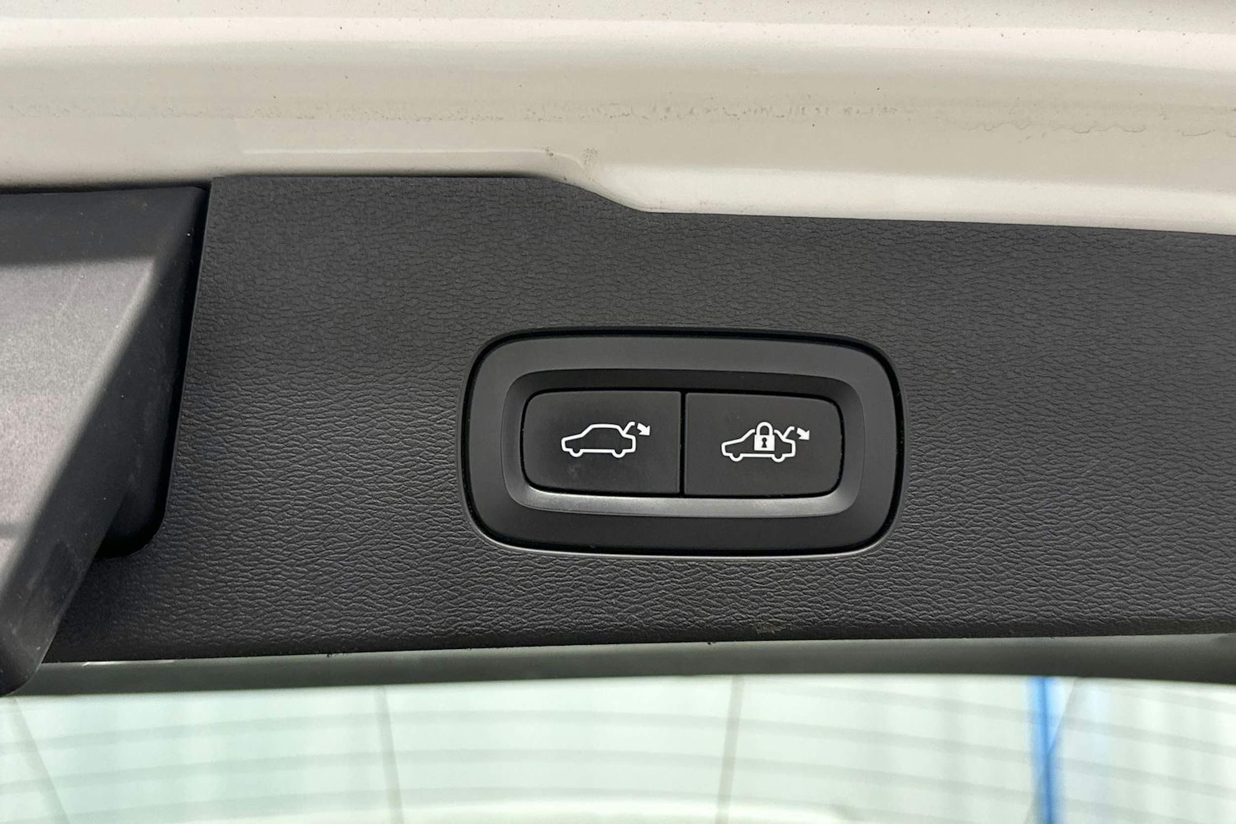 valkoinen Volvo V60 2018 kuva 23.