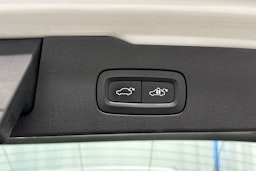 valkoinen Volvo V60 2018 kuva 23.