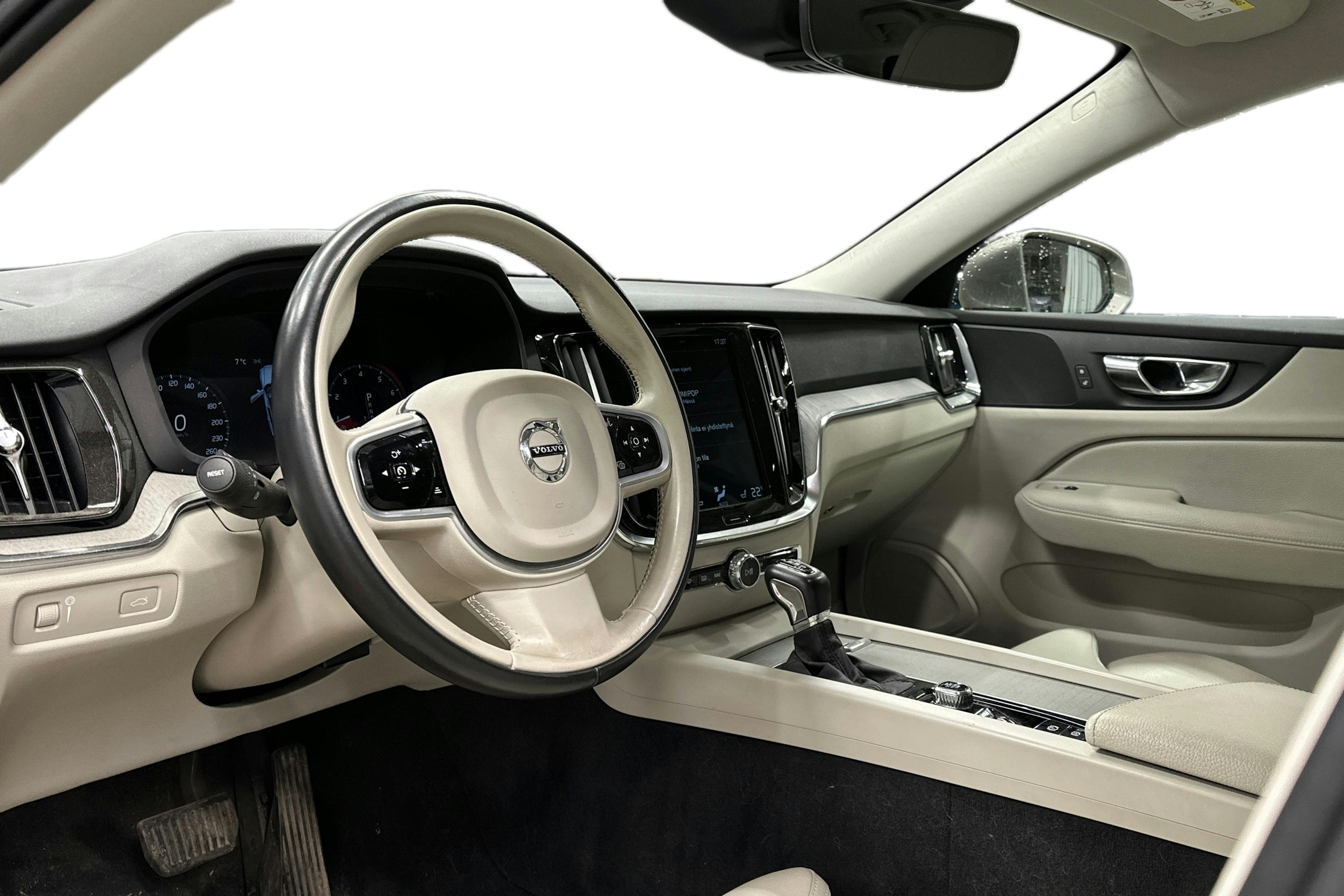 harmaa Volvo V60 2019 kuva 3.