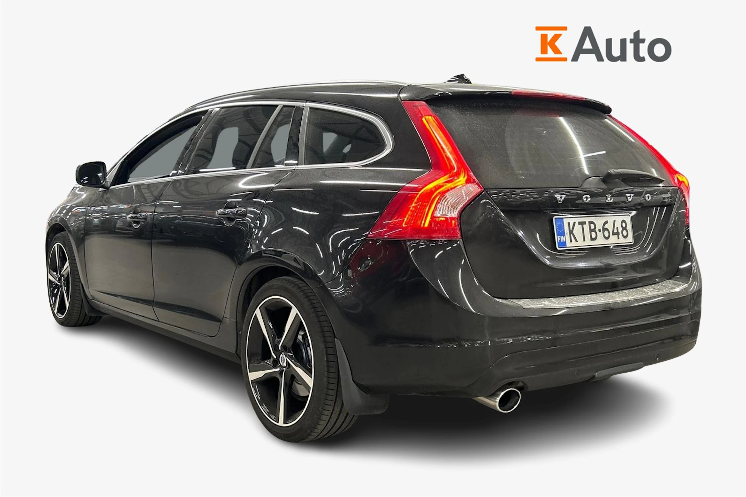 musta Volvo V60 2018 kuva 2.
