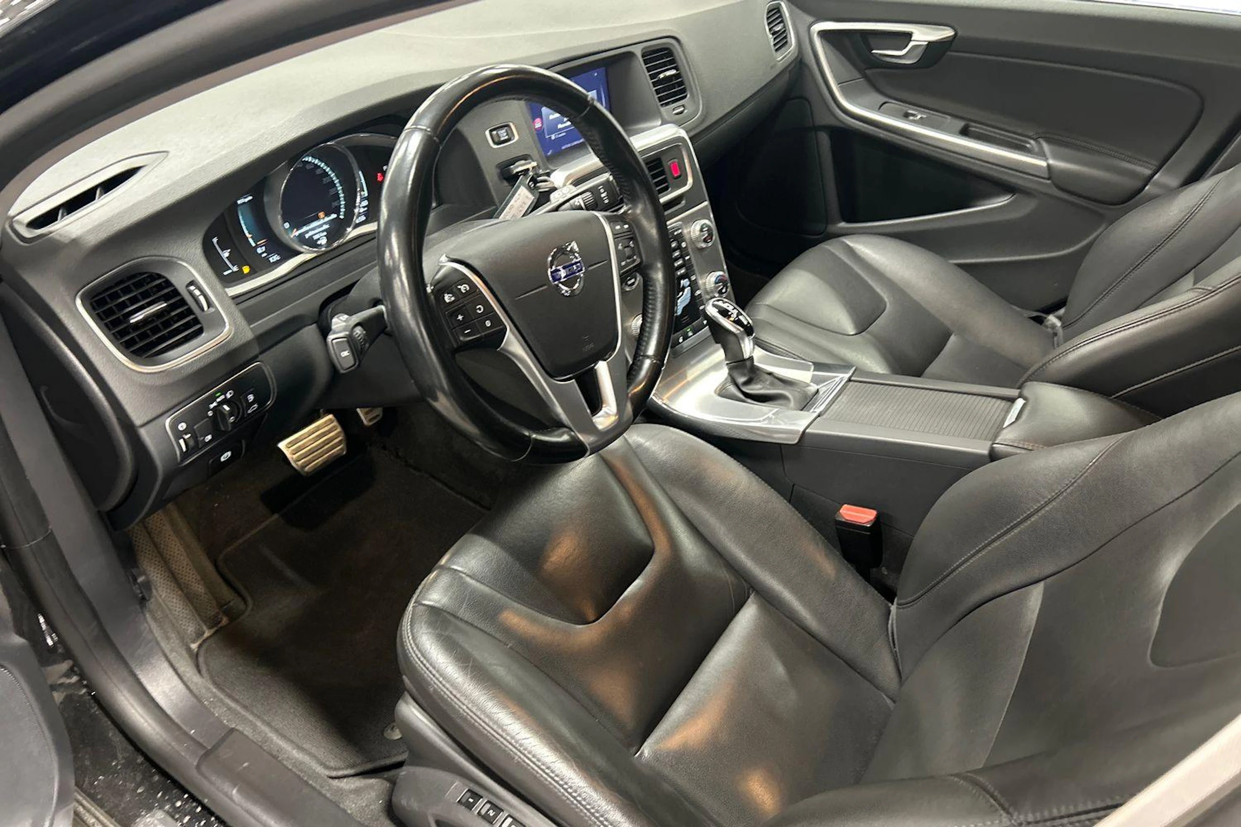 musta Volvo V60 2018 kuva 3.