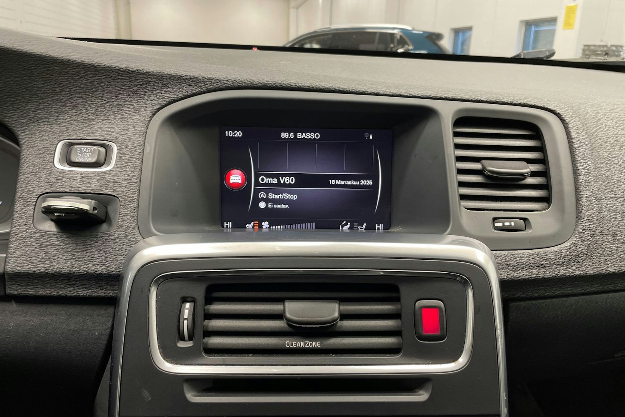 Musta Volvo V60 2018 kuva 17.