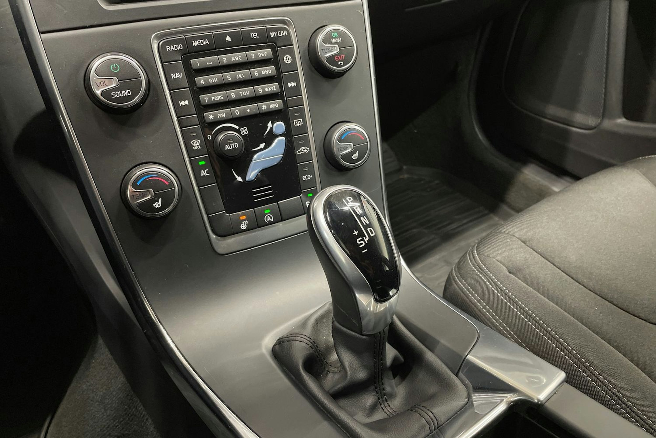 Musta Volvo V60 2018 kuva 18.