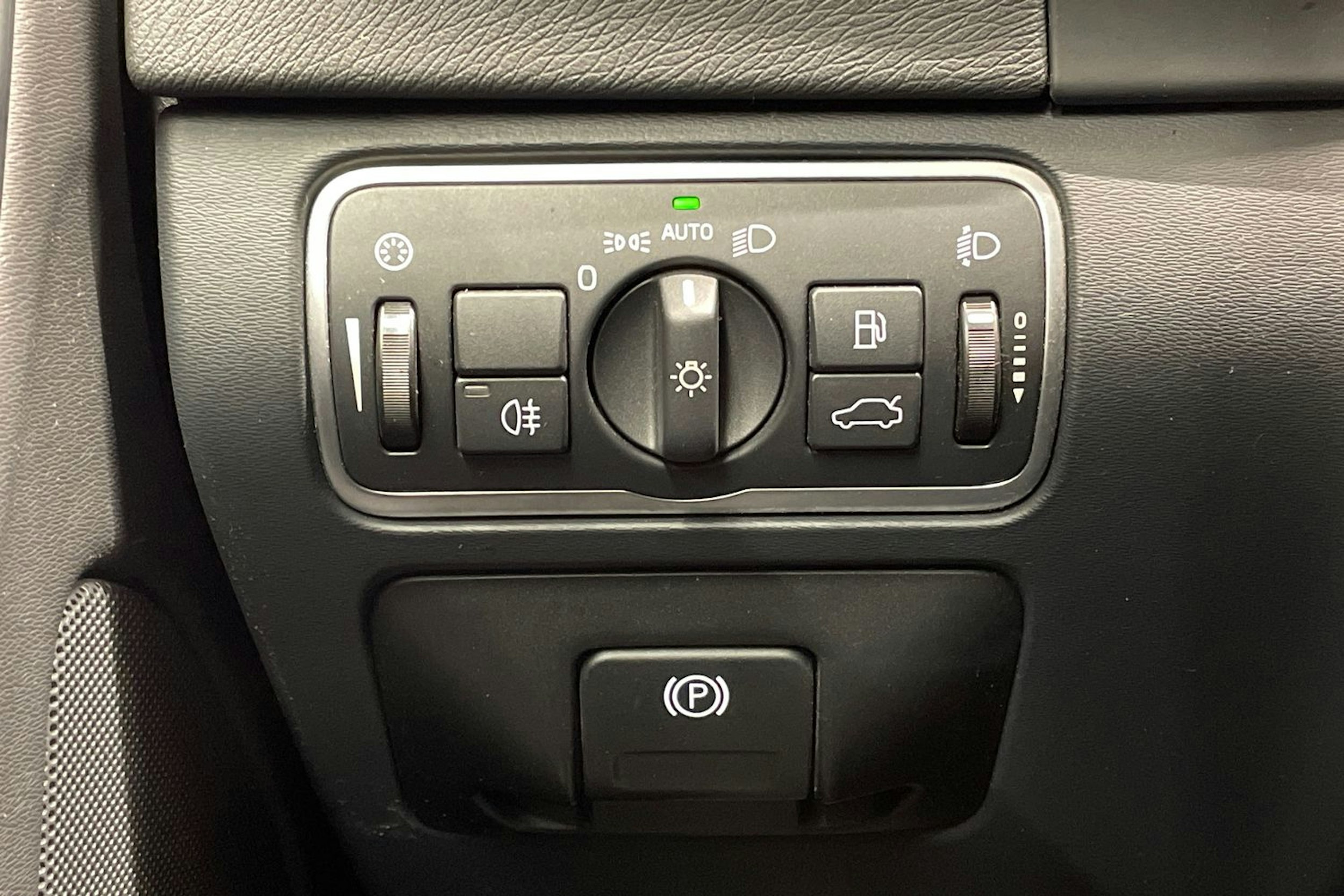 Musta Volvo V60 2018 kuva 19.