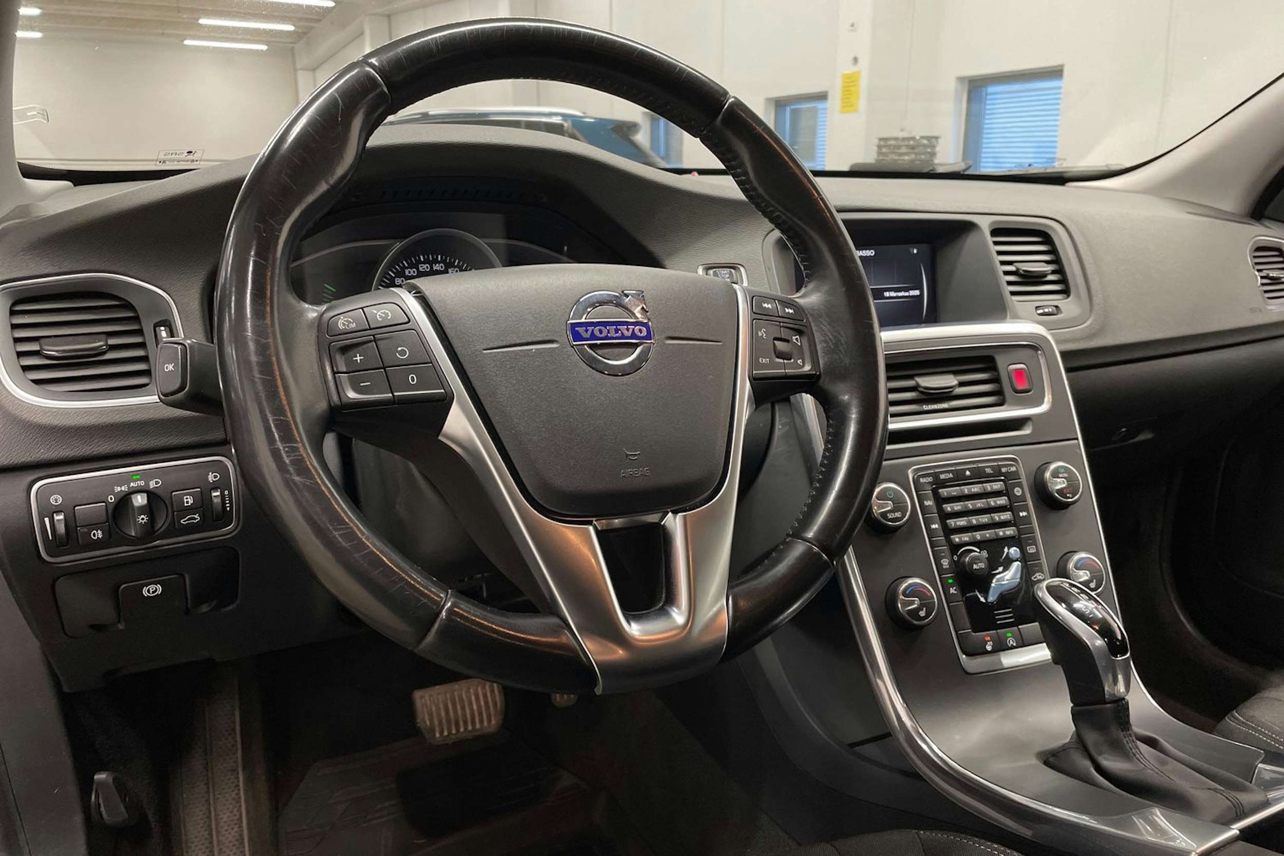 Musta Volvo V60 2018 kuva 23.