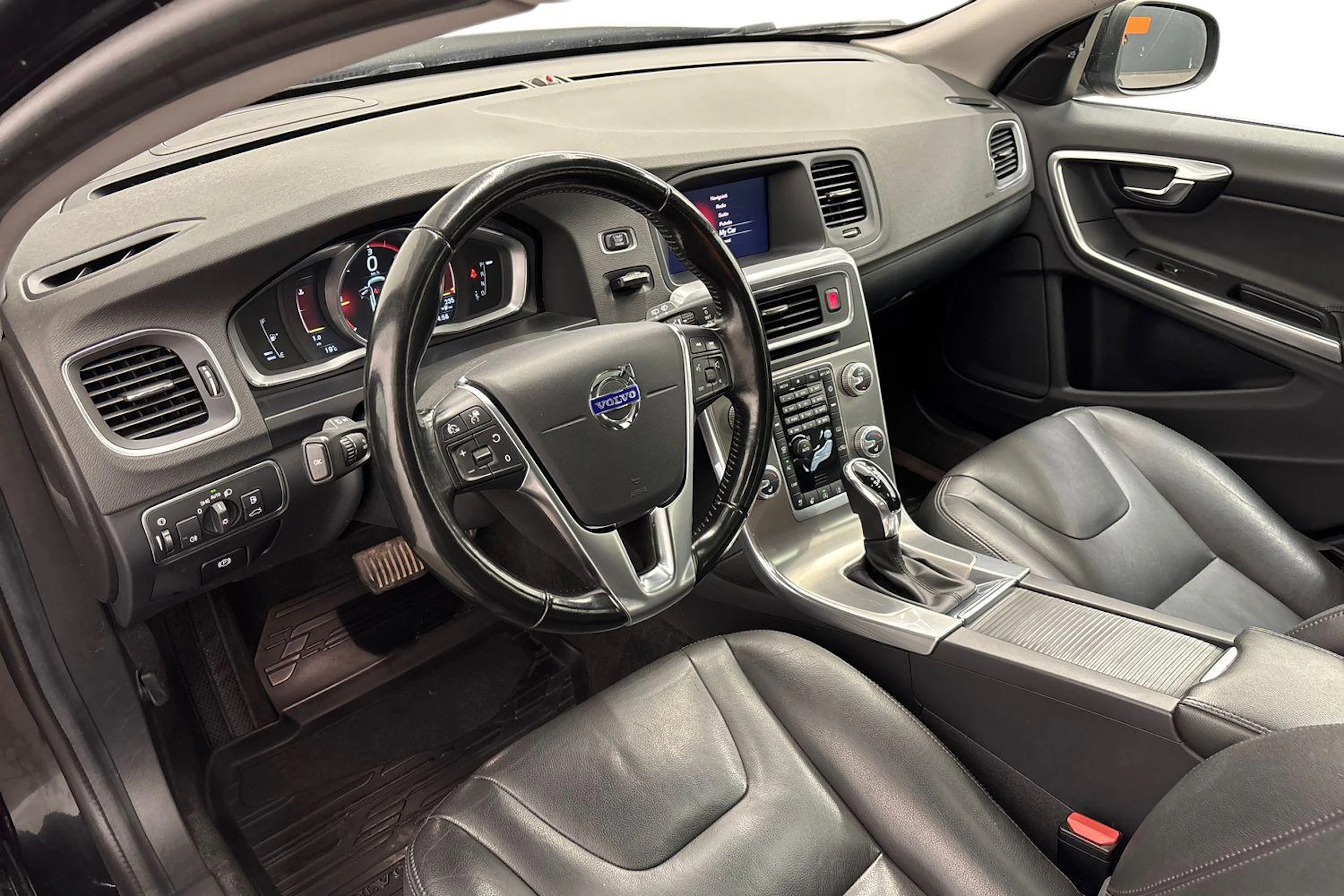 musta Volvo V60 2018 kuva 6.