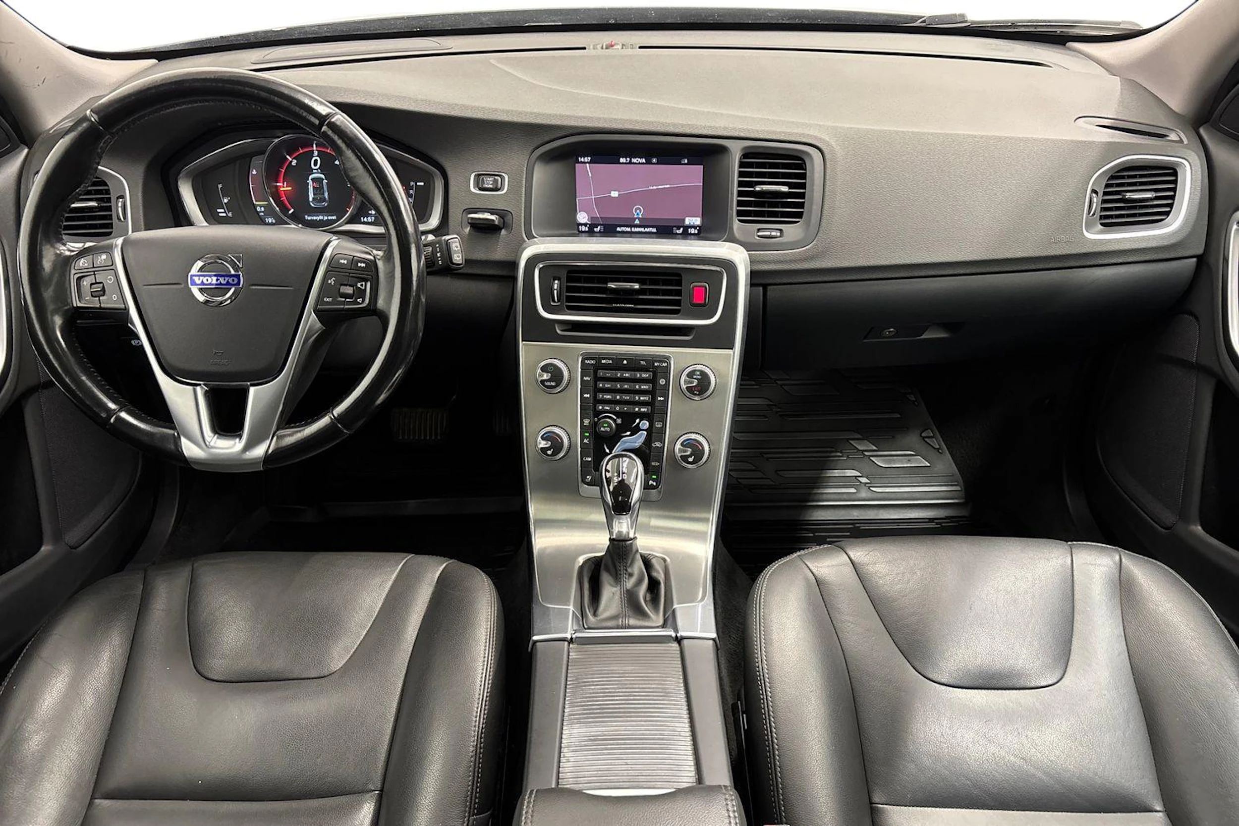 musta Volvo V60 2018 kuva 7.