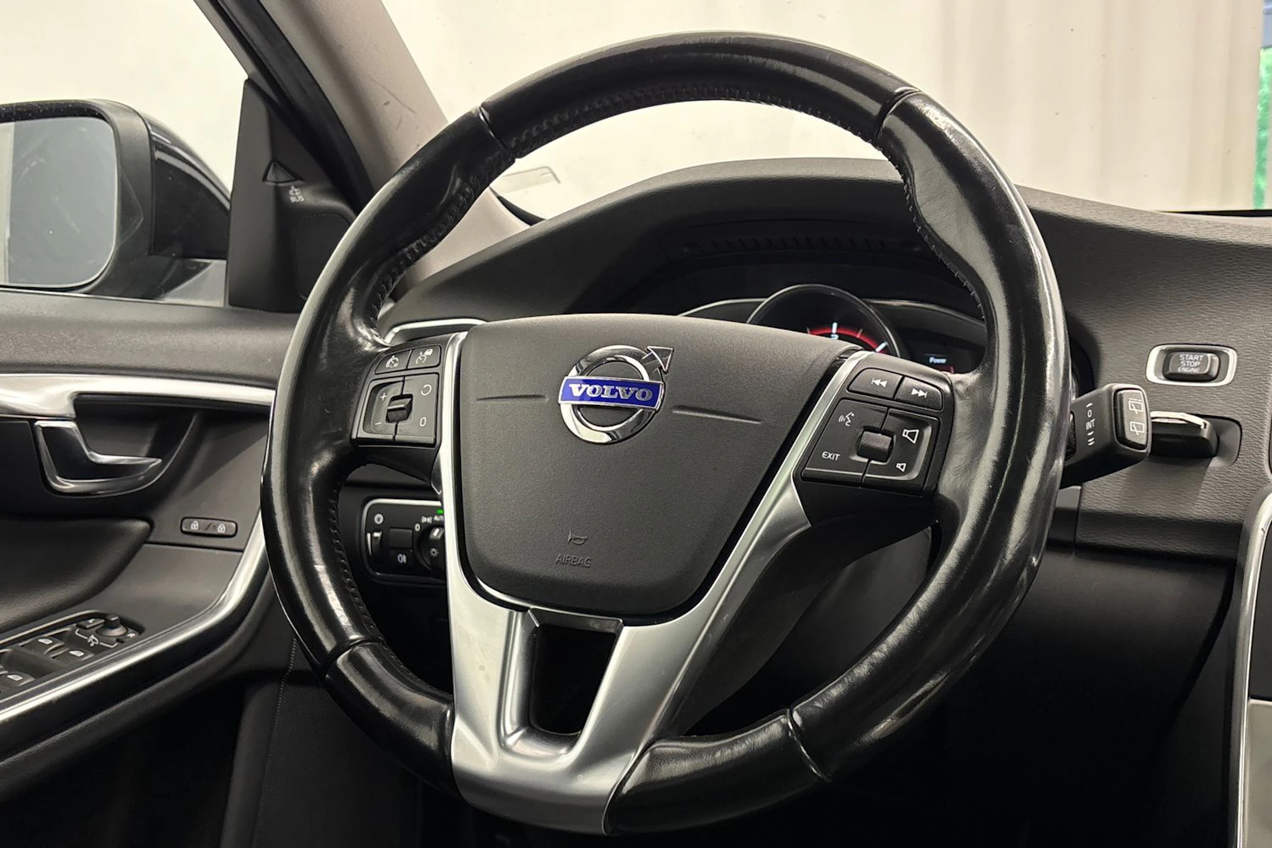 musta Volvo V60 2018 kuva 13.