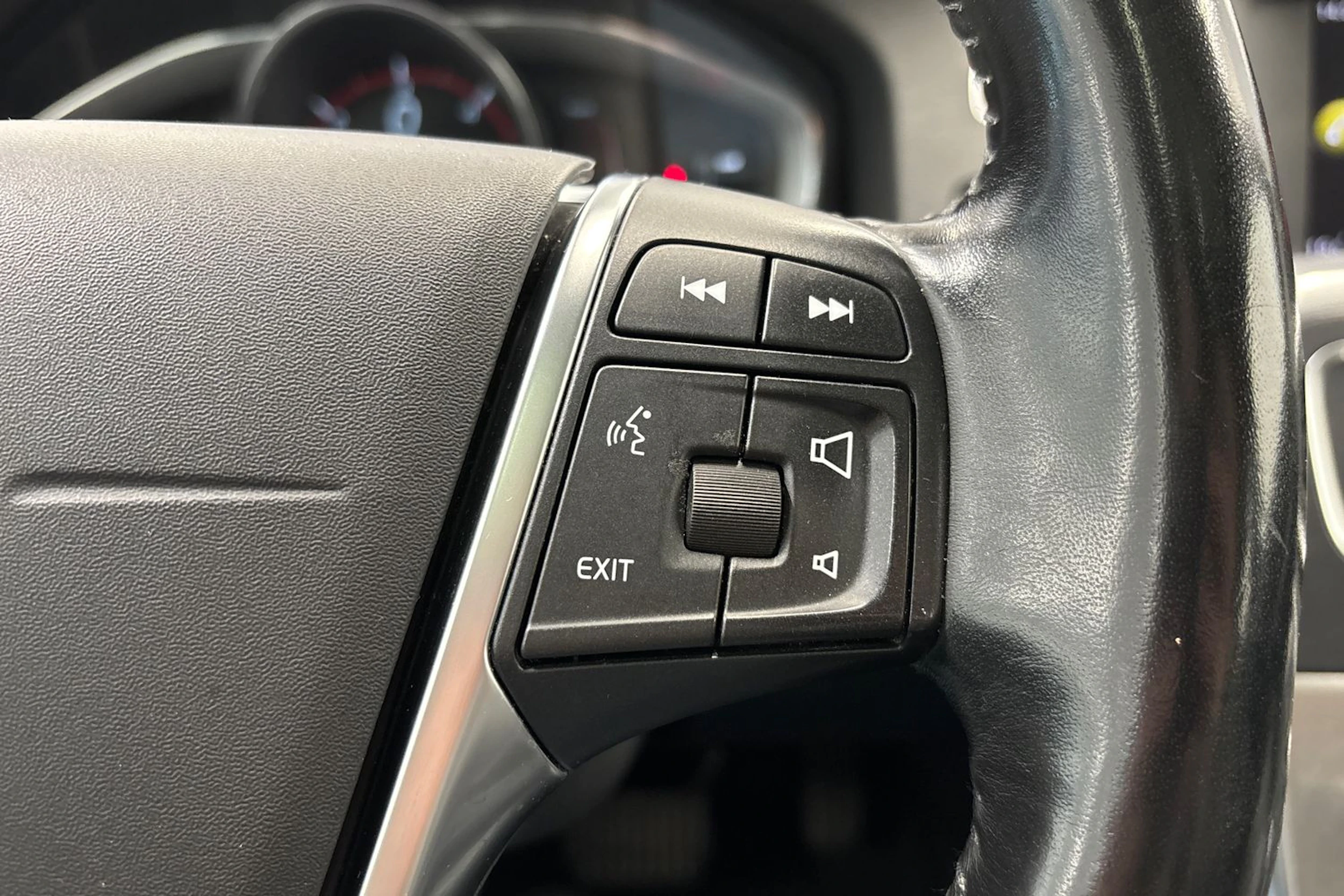 musta Volvo V60 2018 kuva 15.