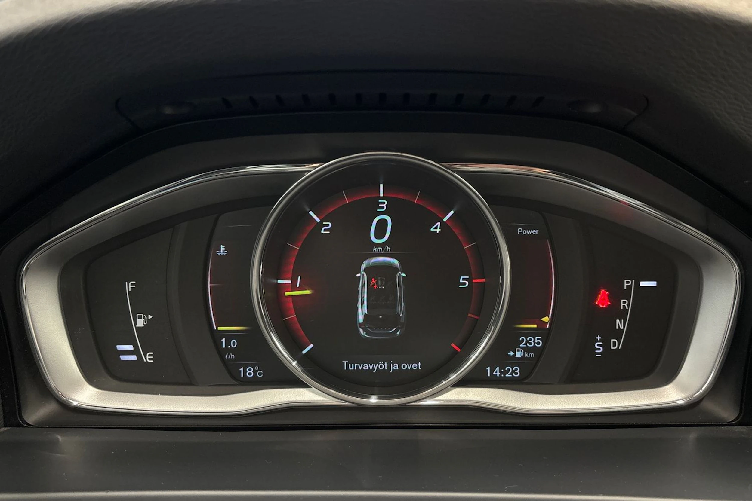 musta Volvo V60 2018 kuva 16.