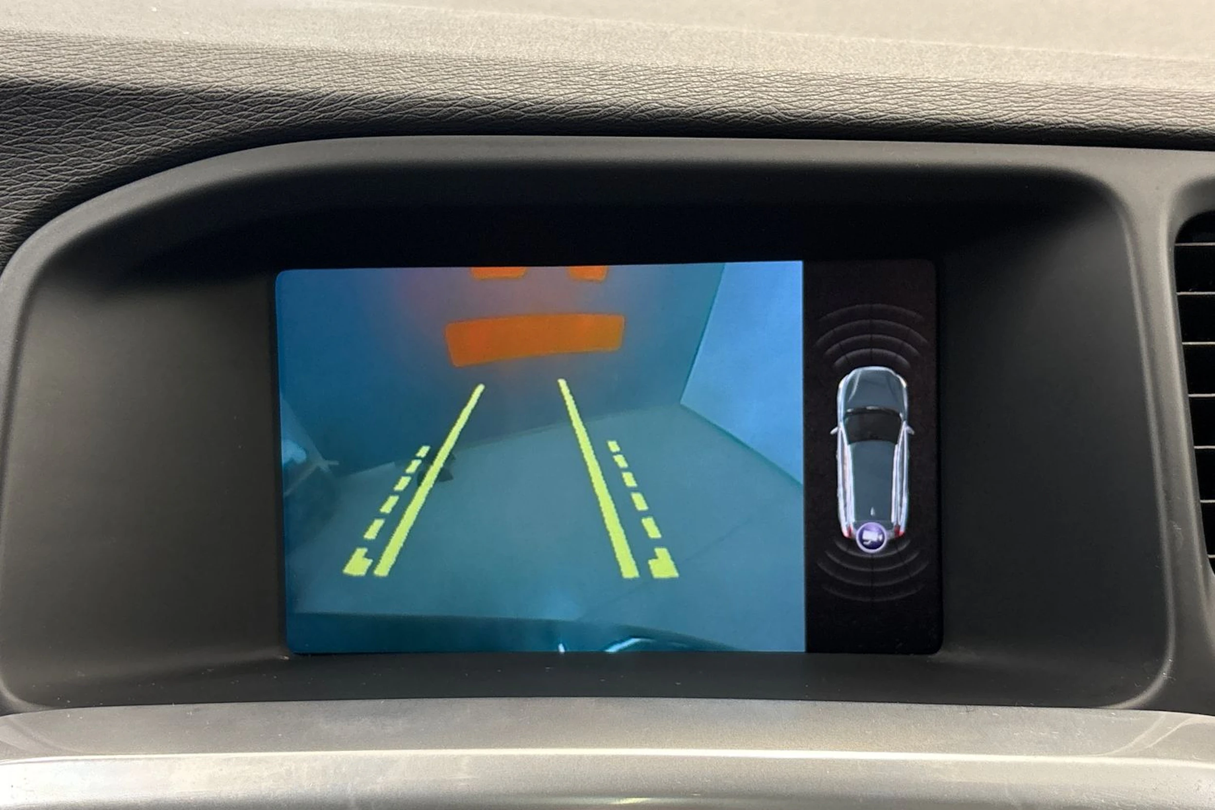 musta Volvo V60 2018 kuva 17.