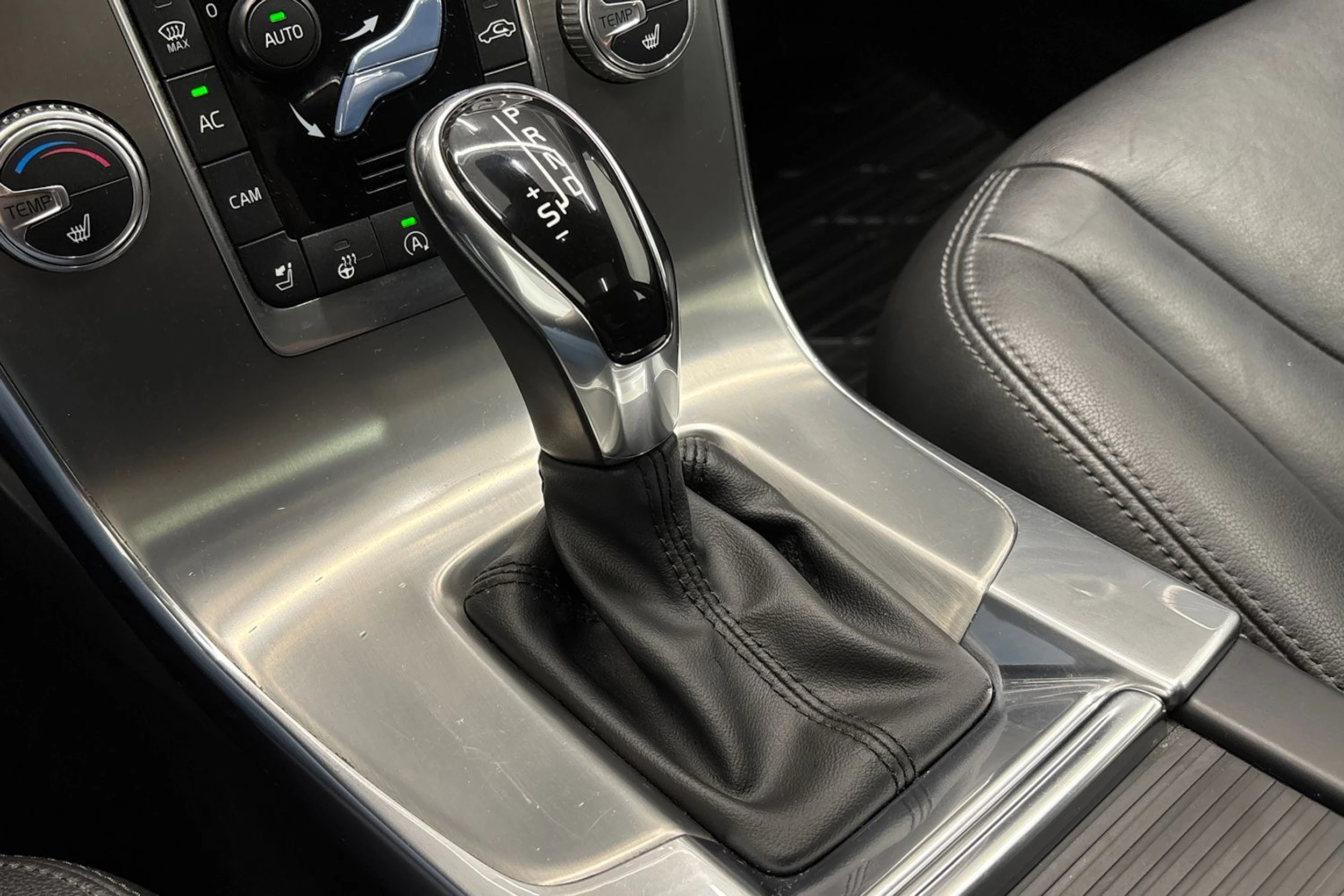 musta Volvo V60 2018 kuva 20.