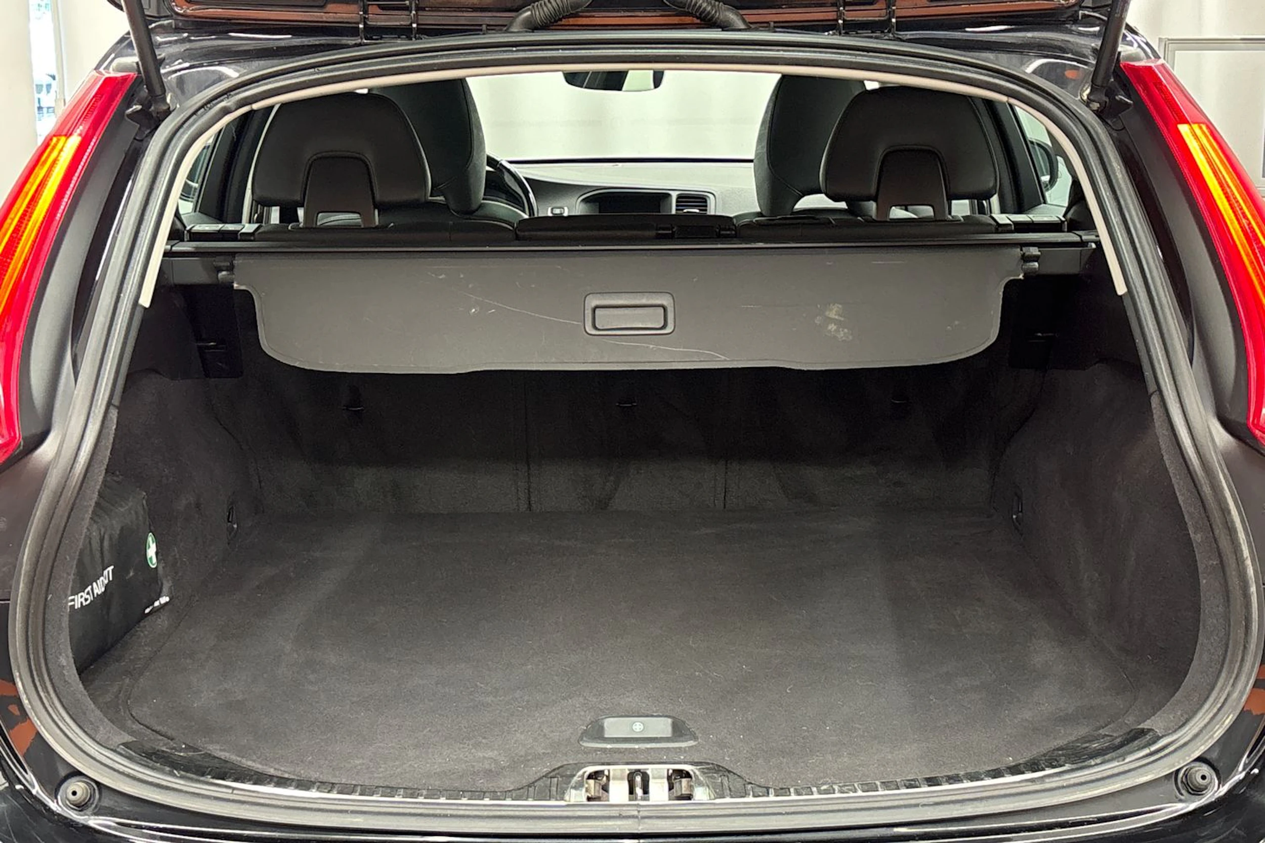 musta Volvo V60 2018 kuva 22.