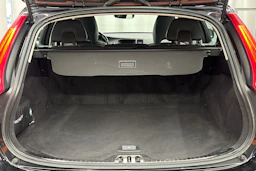 musta Volvo V60 2018 kuva 22.