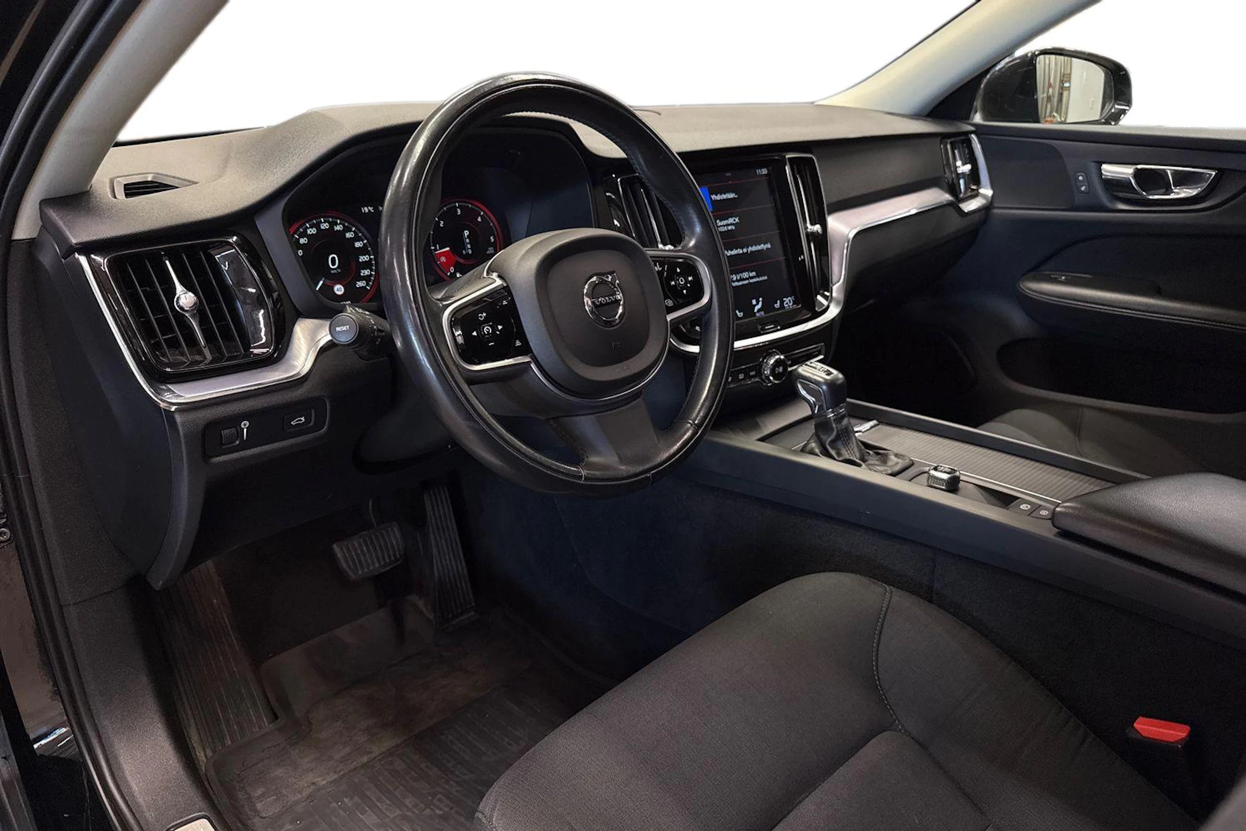 musta Volvo V60 2018 kuva 6.