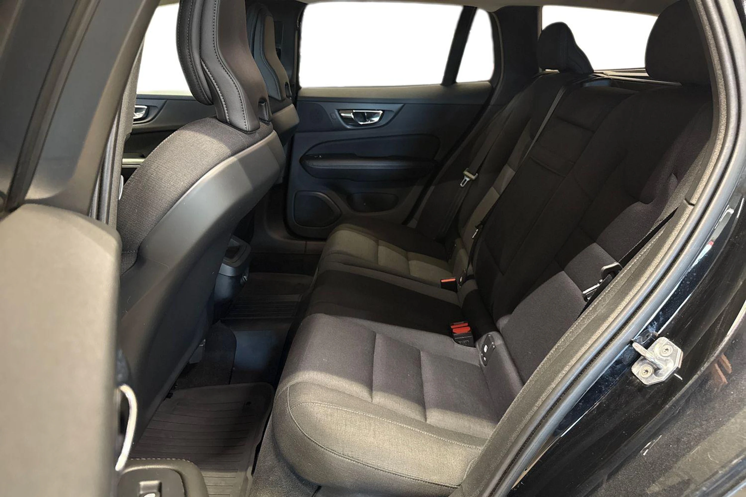 musta Volvo V60 2018 kuva 8.