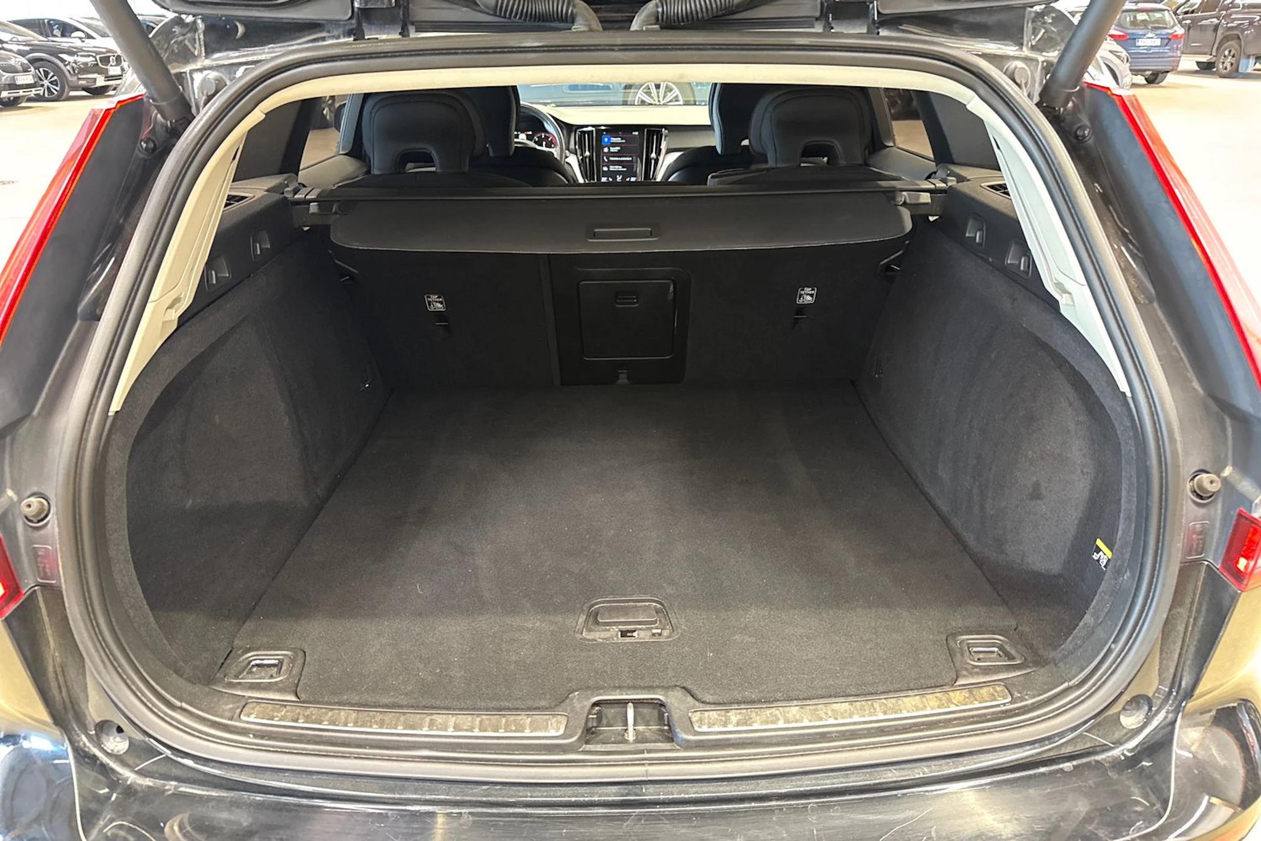 musta Volvo V60 2018 kuva 13.