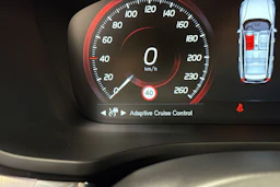 musta Volvo V60 2018 kuva 16.