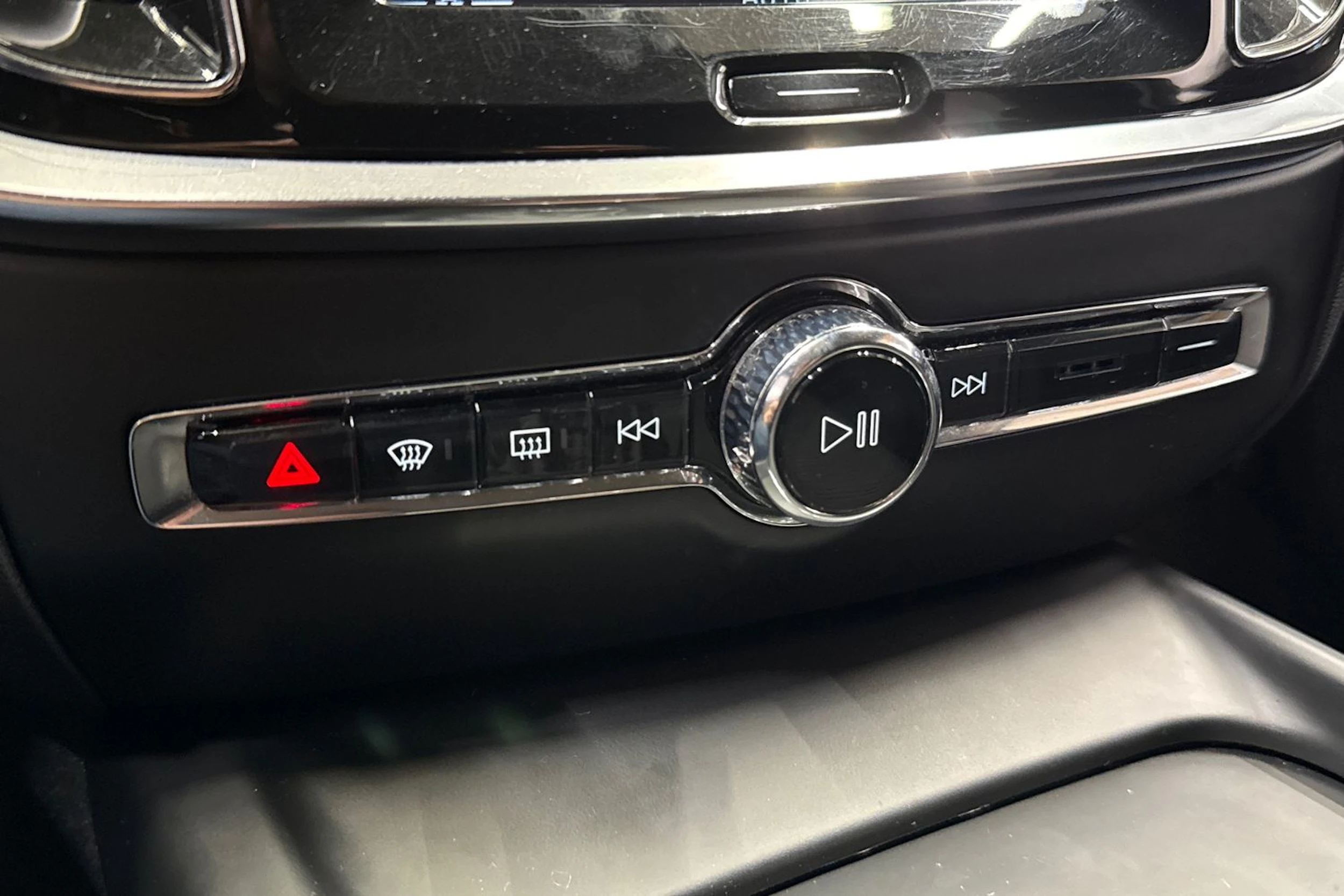 musta Volvo V60 2018 kuva 21.
