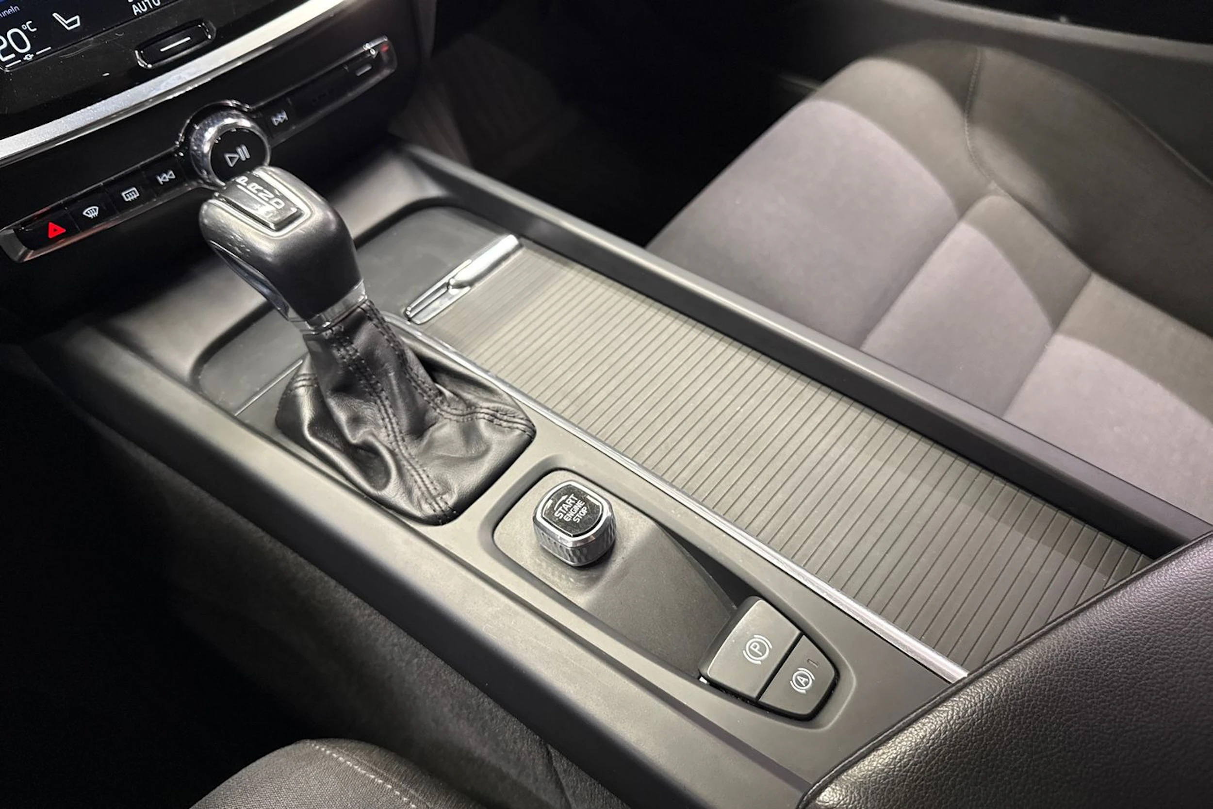 musta Volvo V60 2018 kuva 22.