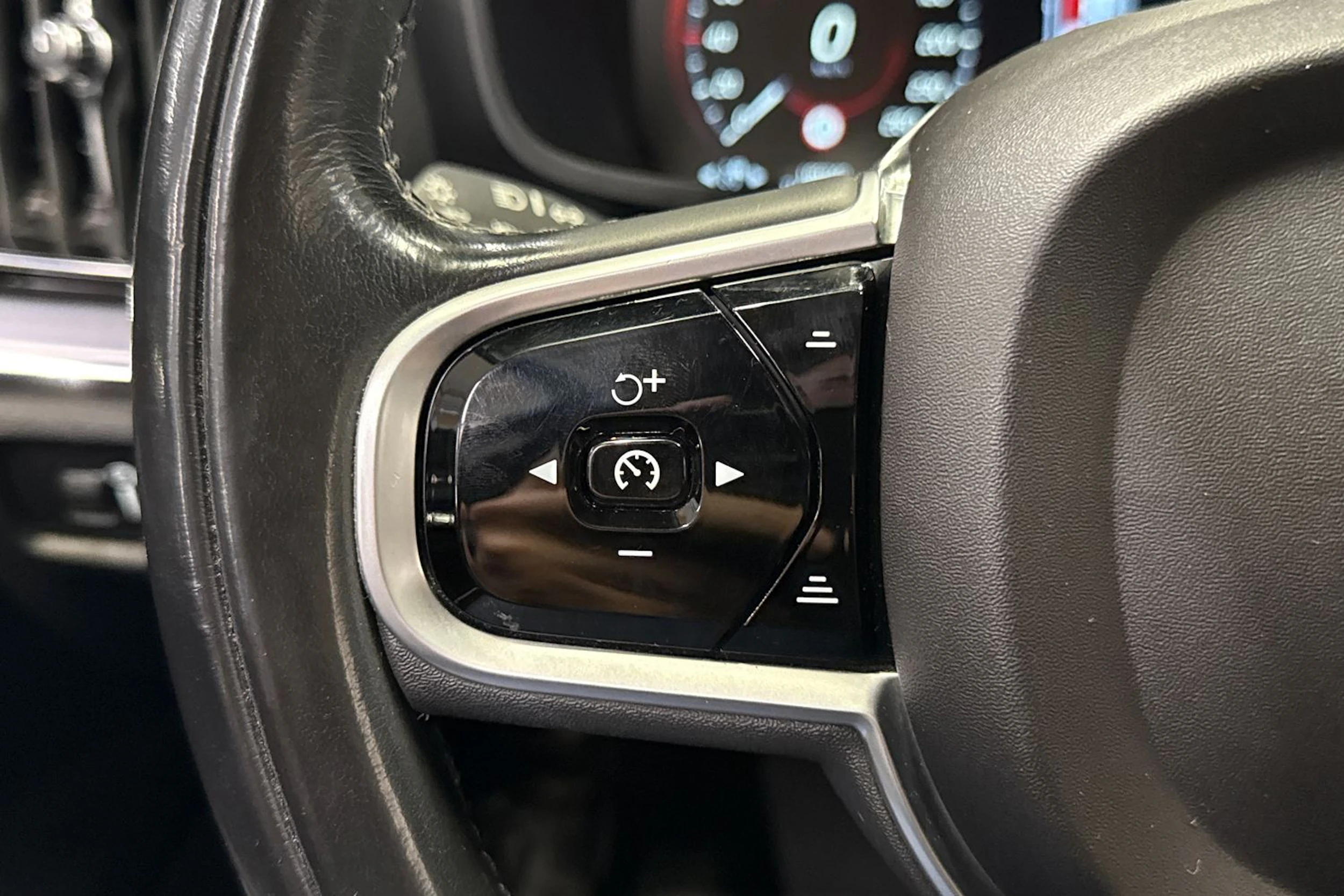 musta Volvo V60 2018 kuva 23.