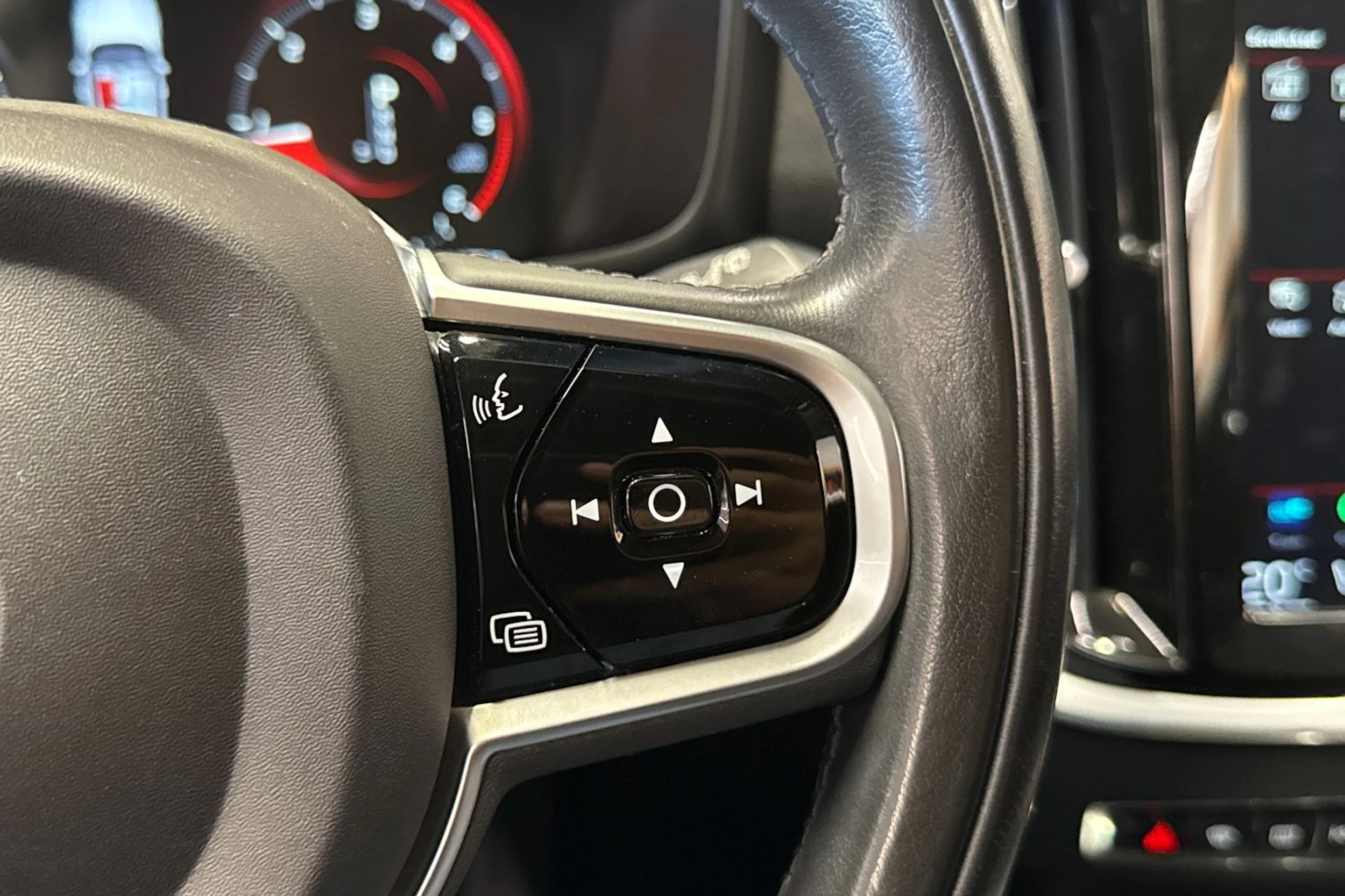 musta Volvo V60 2018 kuva 24.