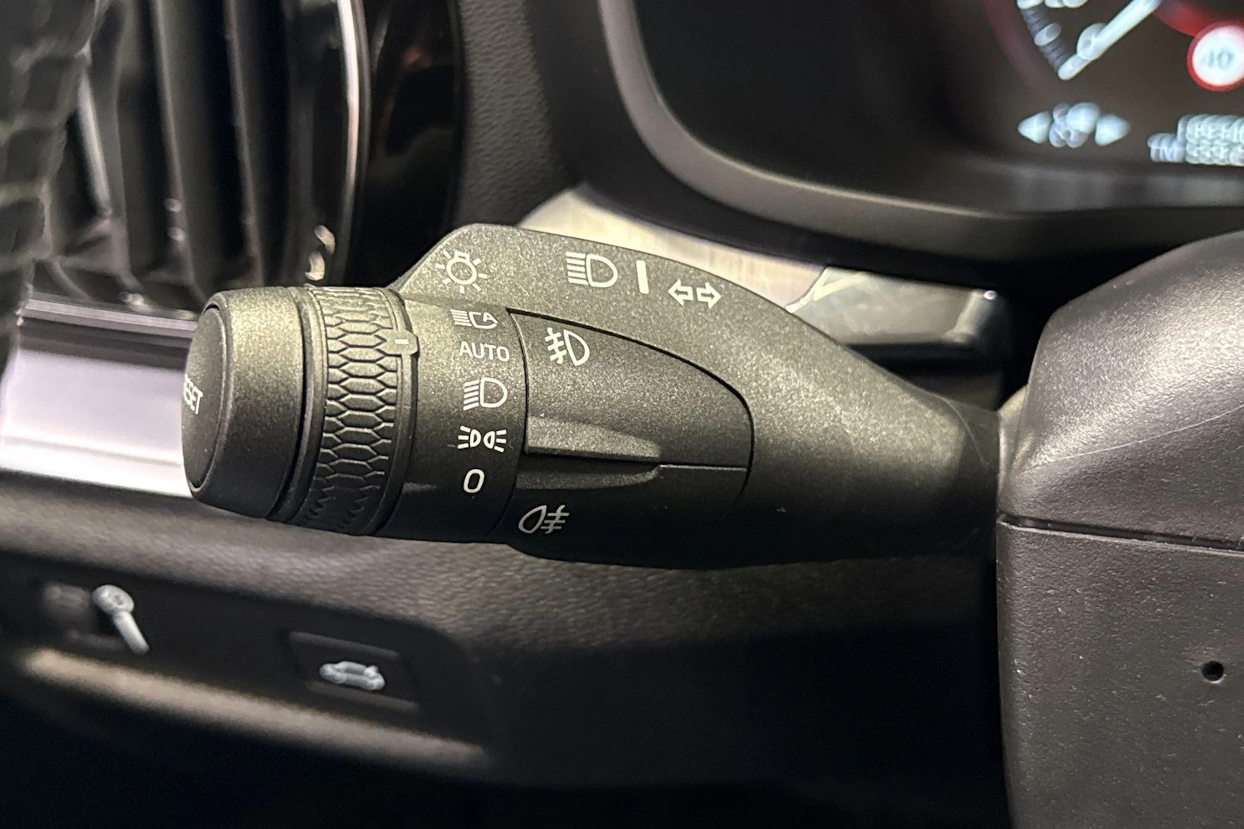 musta Volvo V60 2018 kuva 25.