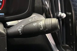 musta Volvo V60 2018 kuva 26.