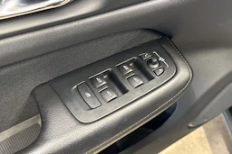 musta Volvo V60 2018 kuva 28.