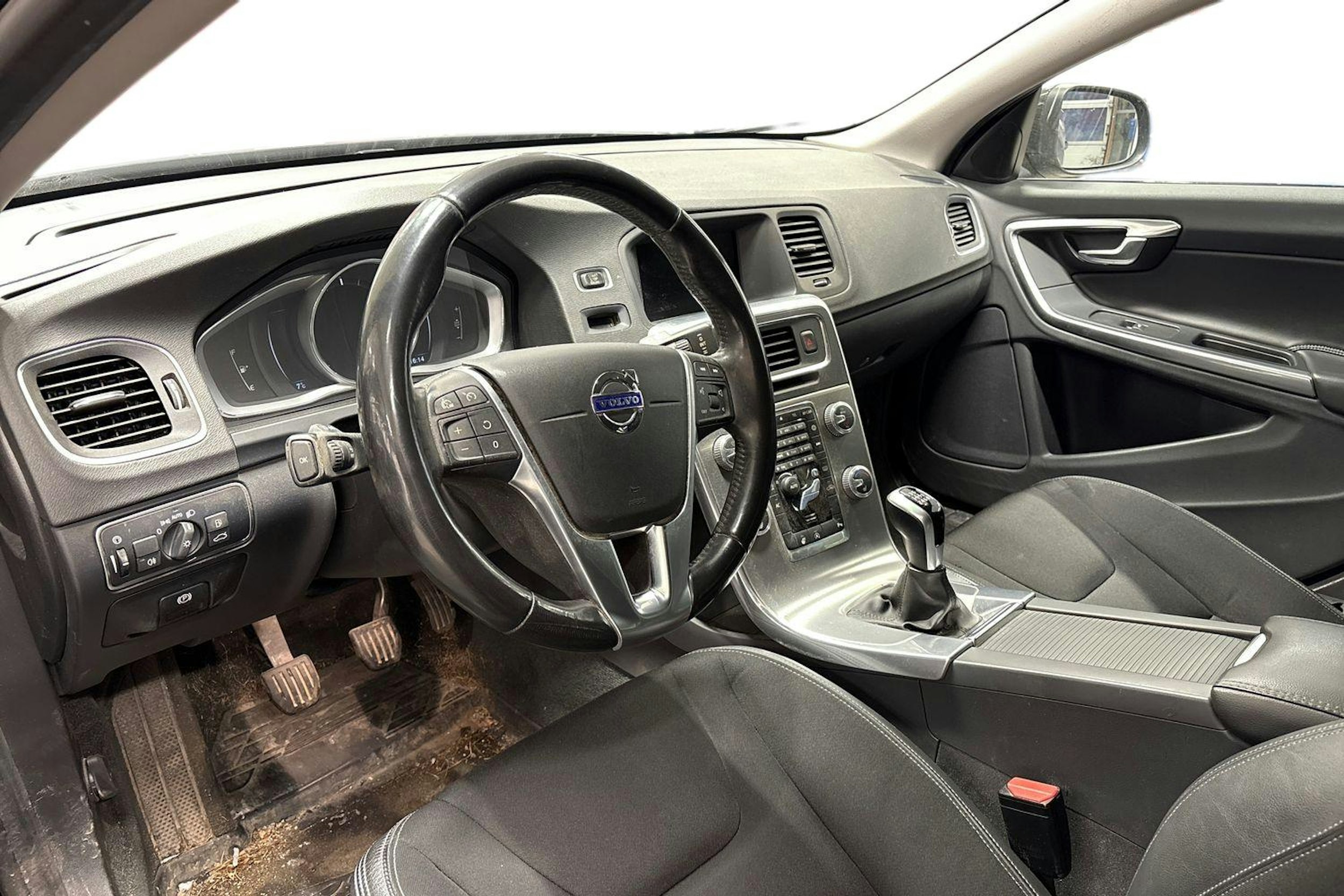 musta Volvo V60 2018 kuva 3.