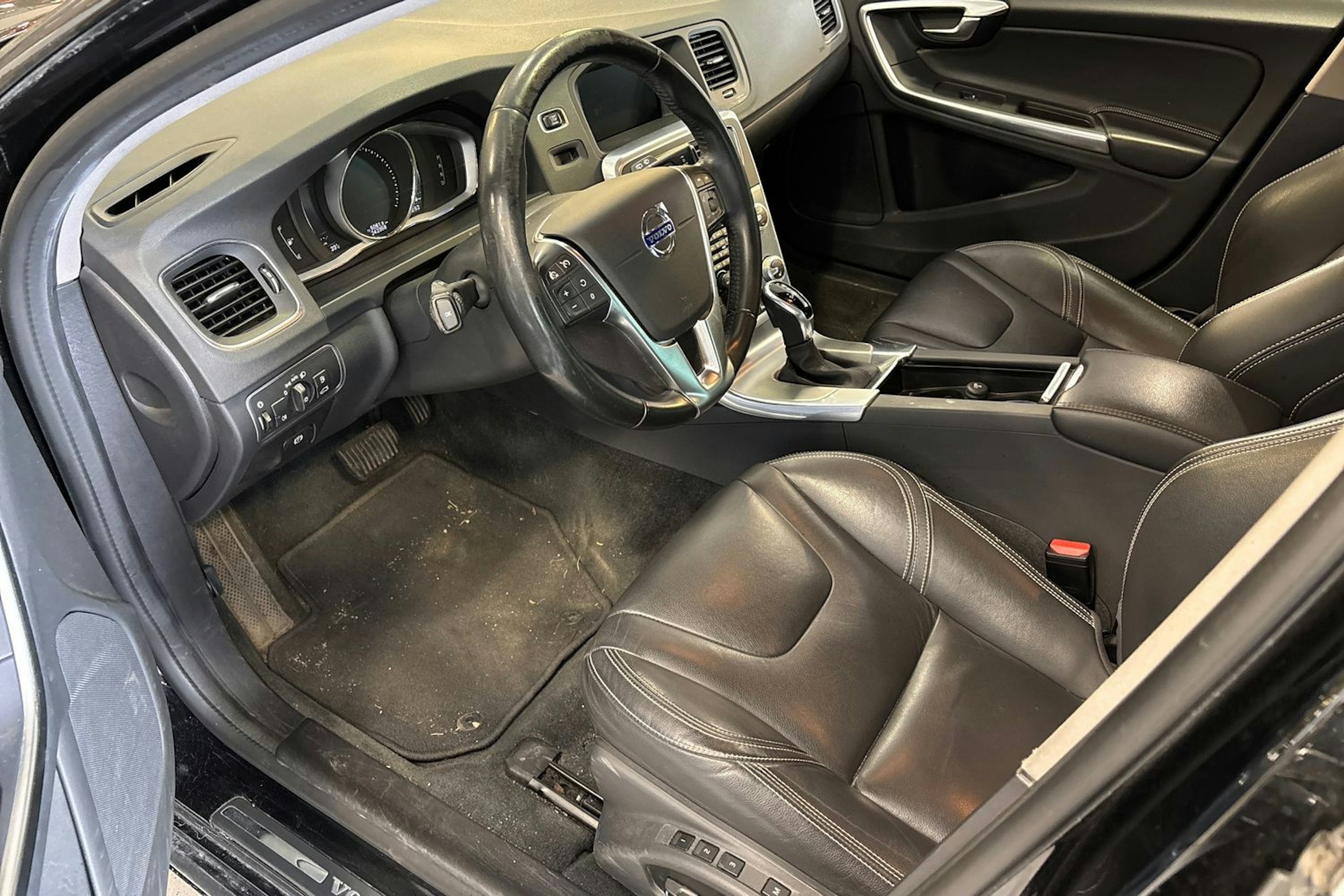 musta Volvo V60 2018 kuva 3.