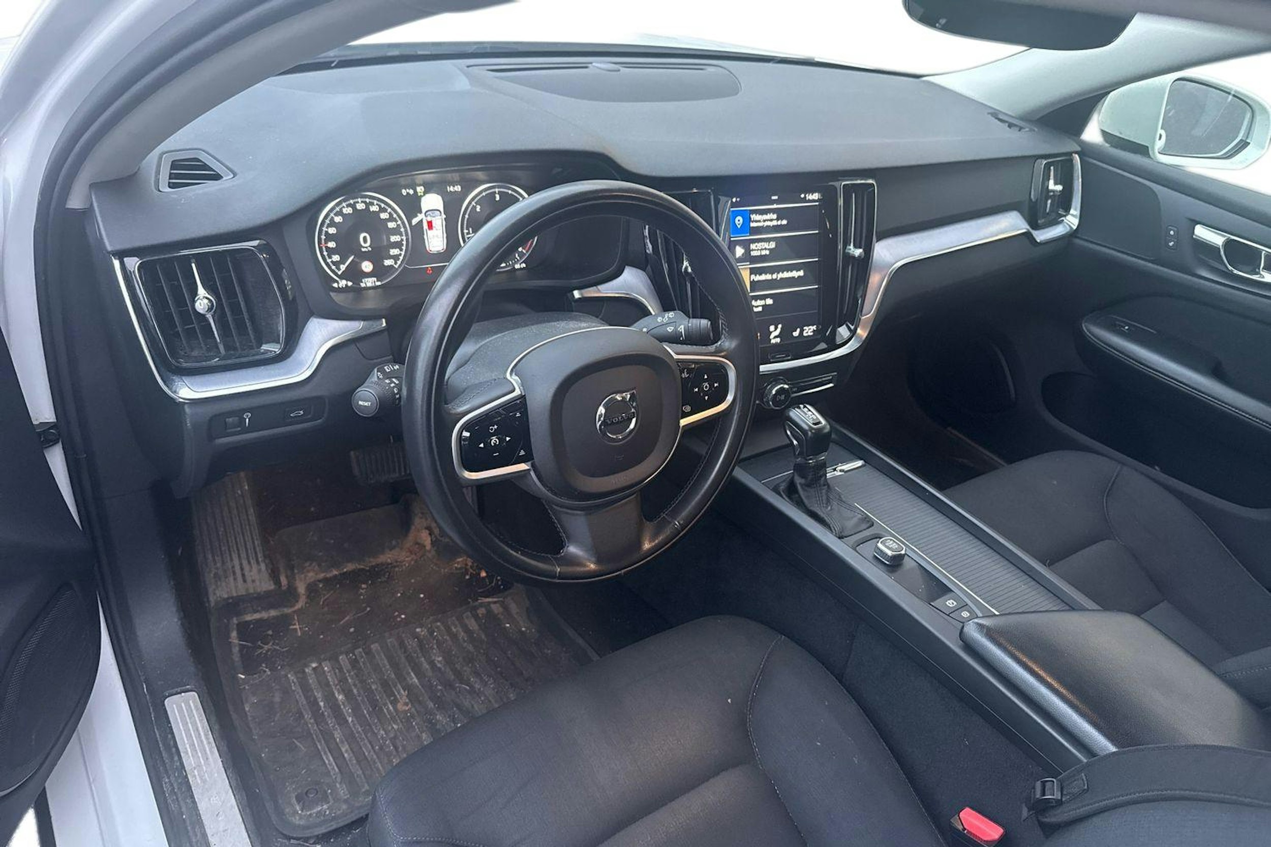 valkoinen Volvo V60 2018 kuva 3.