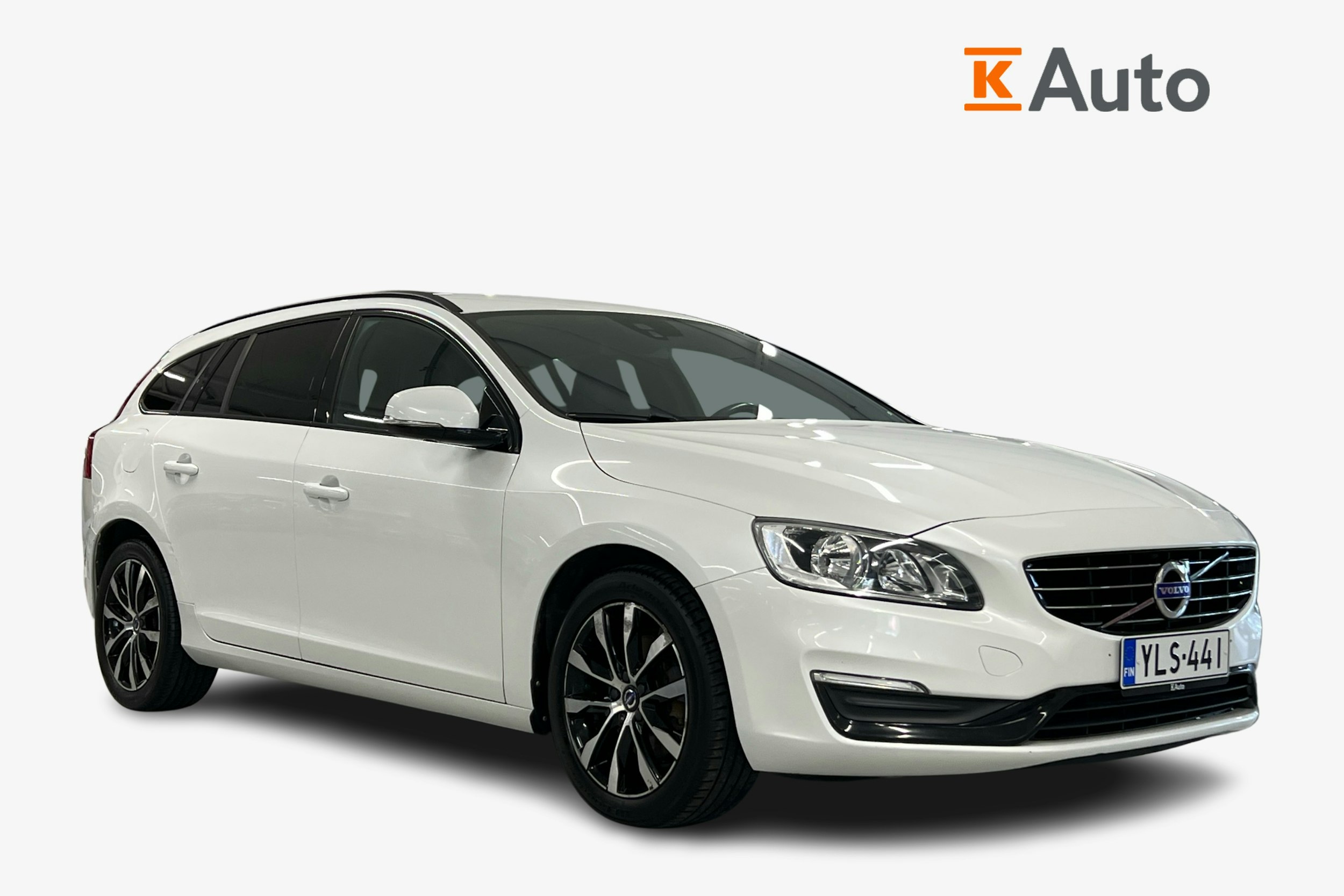 Valkoinen Volvo V60 2018 kuva 1.