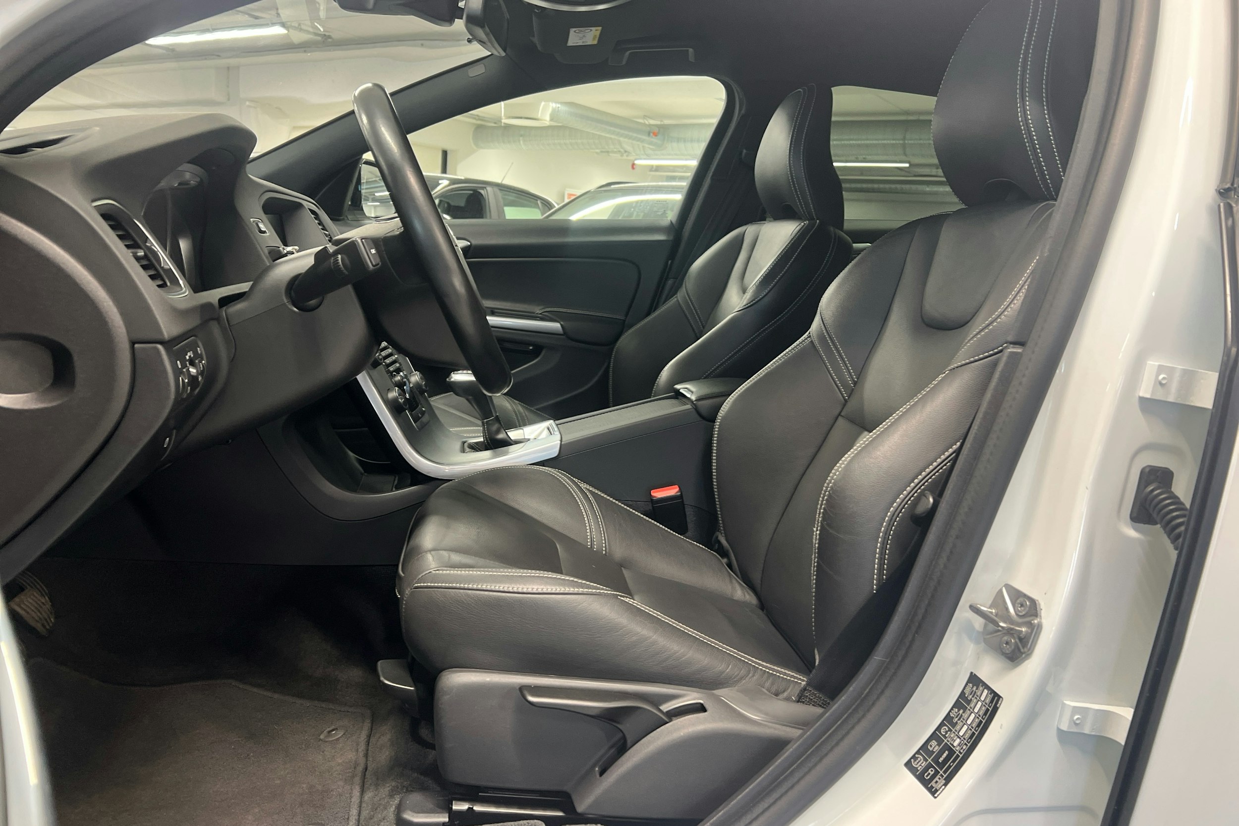 Valkoinen Volvo V60 2018 kuva 6.
