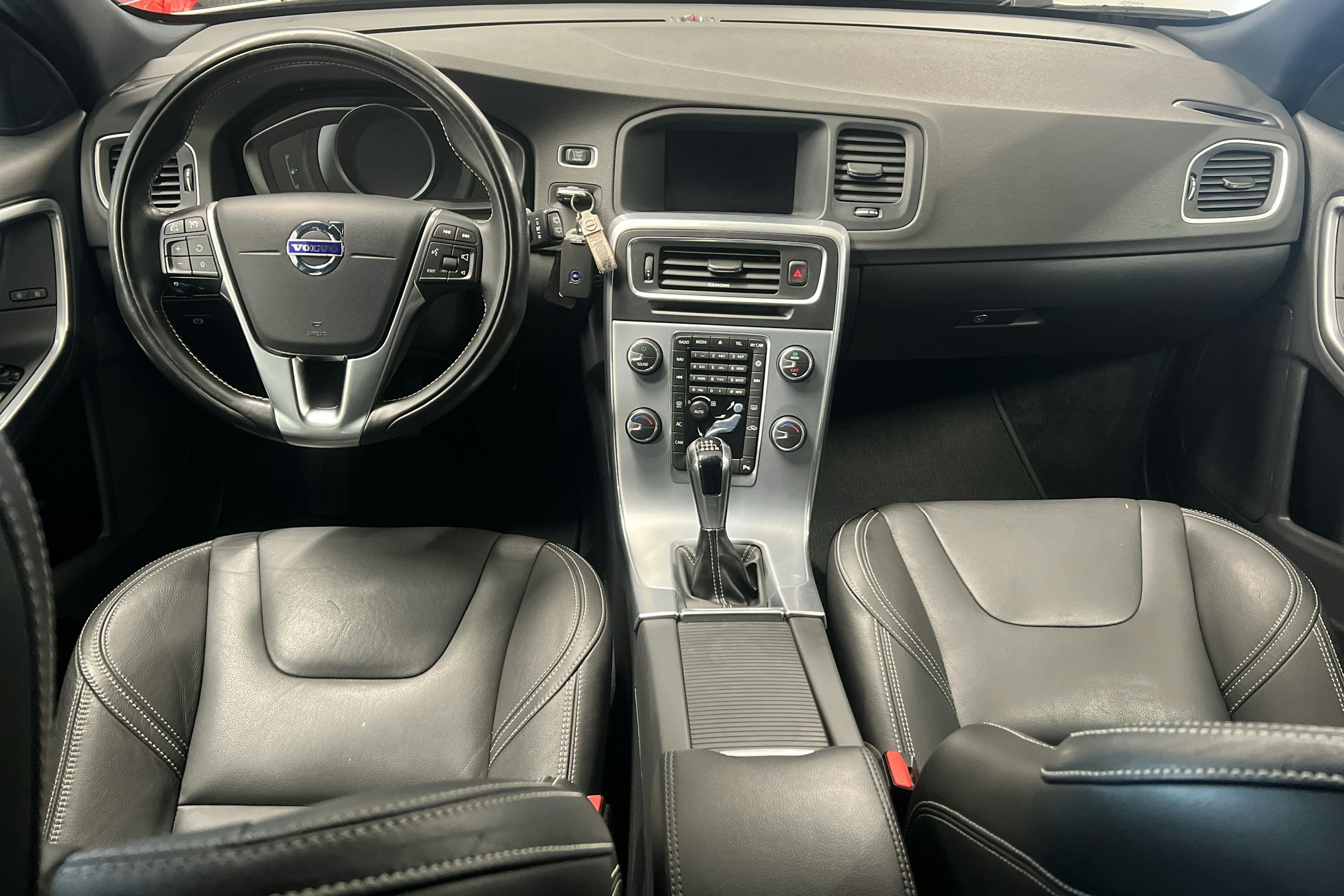 Valkoinen Volvo V60 2018 kuva 7.