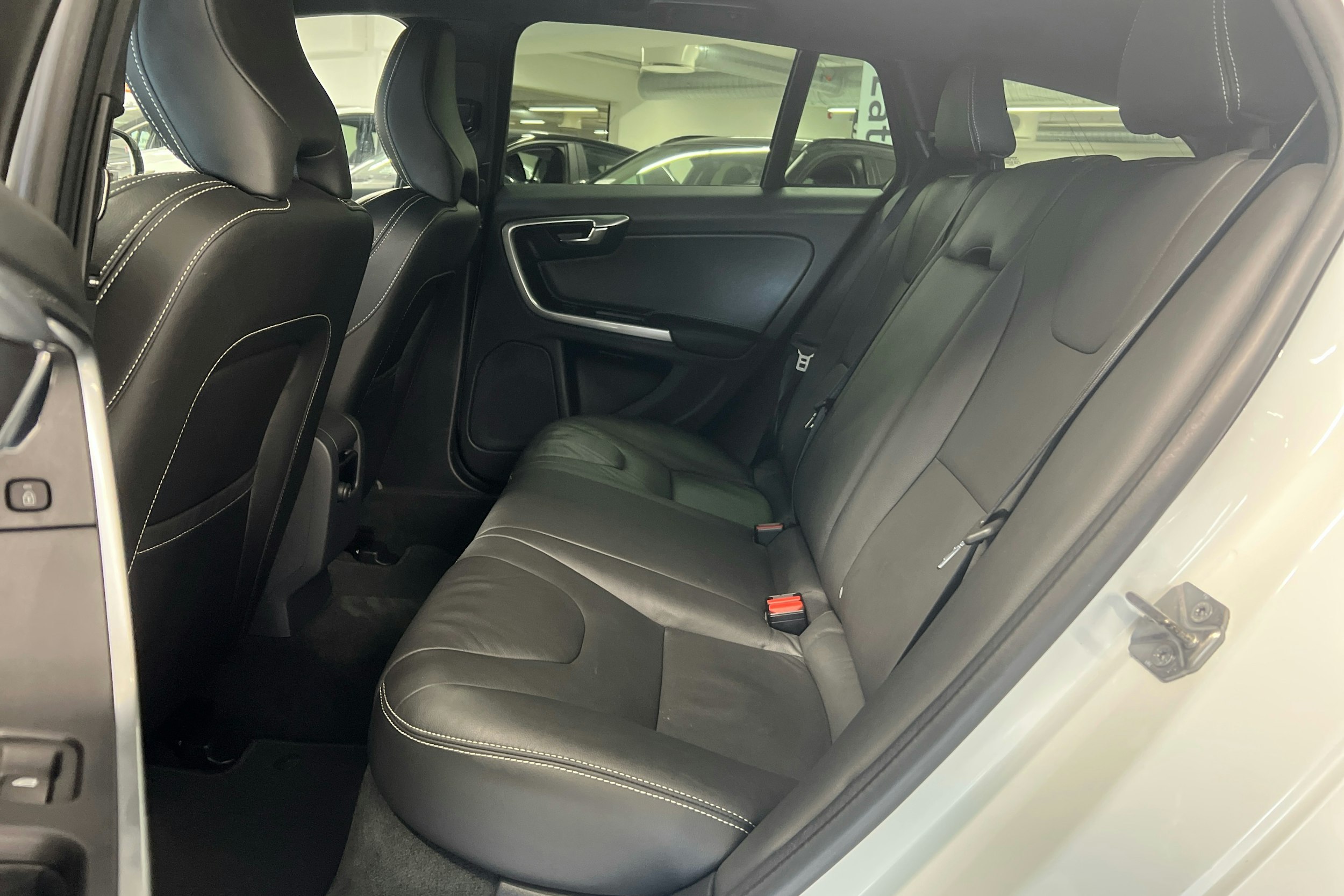Valkoinen Volvo V60 2018 kuva 8.
