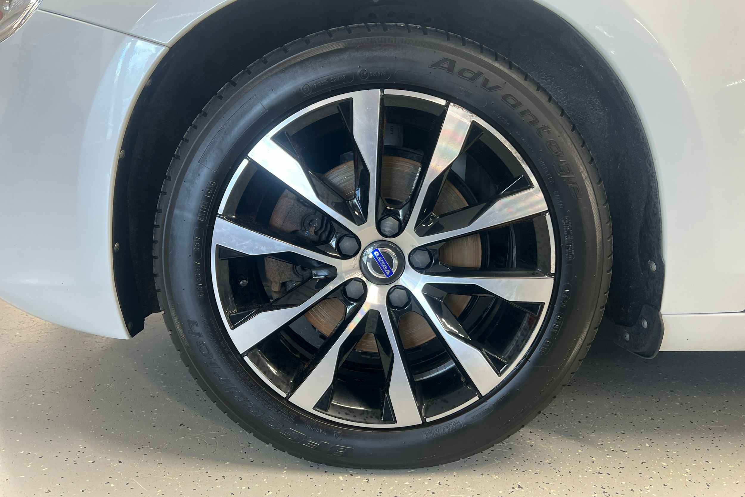 Valkoinen Volvo V60 2018 kuva 9.