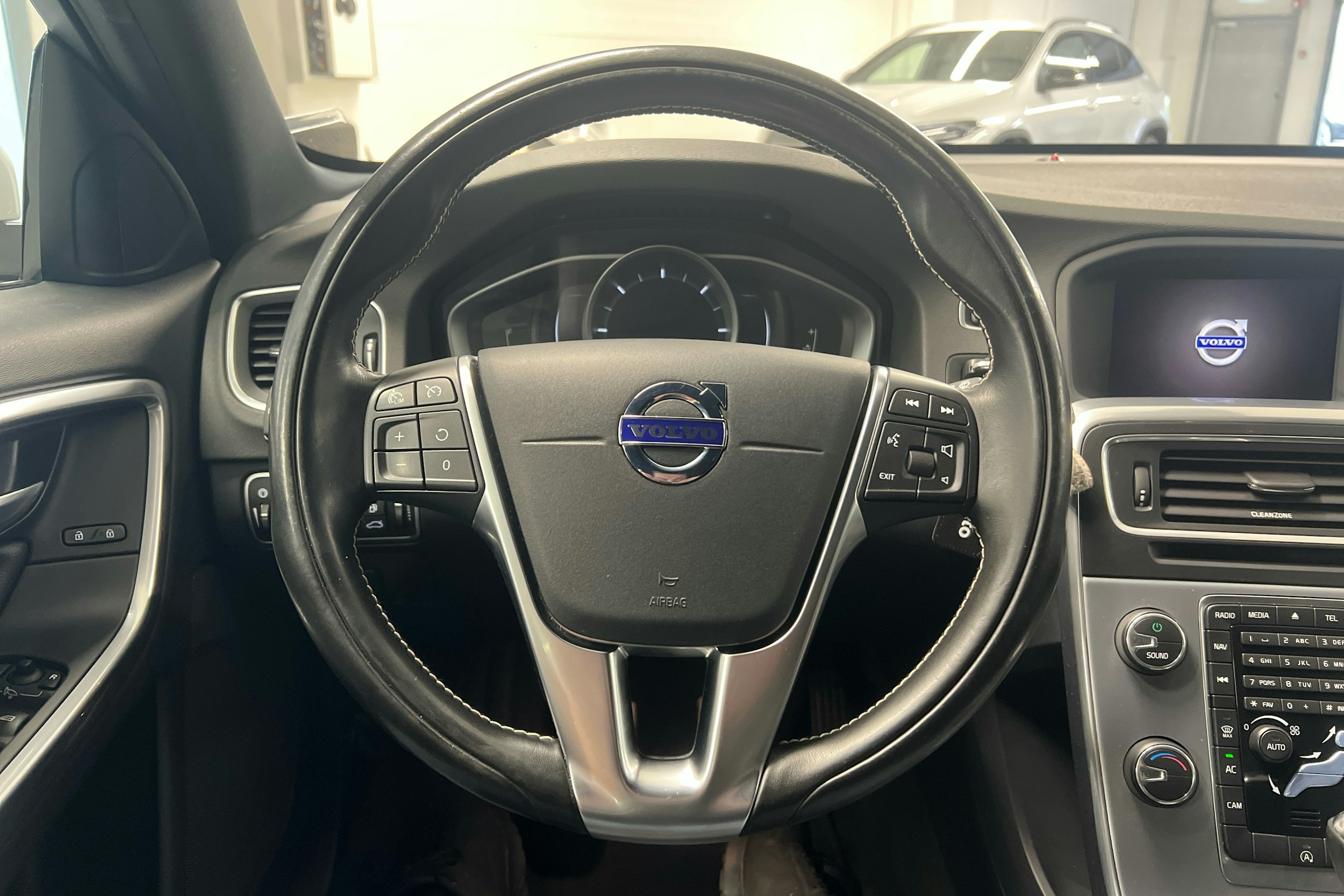 Valkoinen Volvo V60 2018 kuva 11.